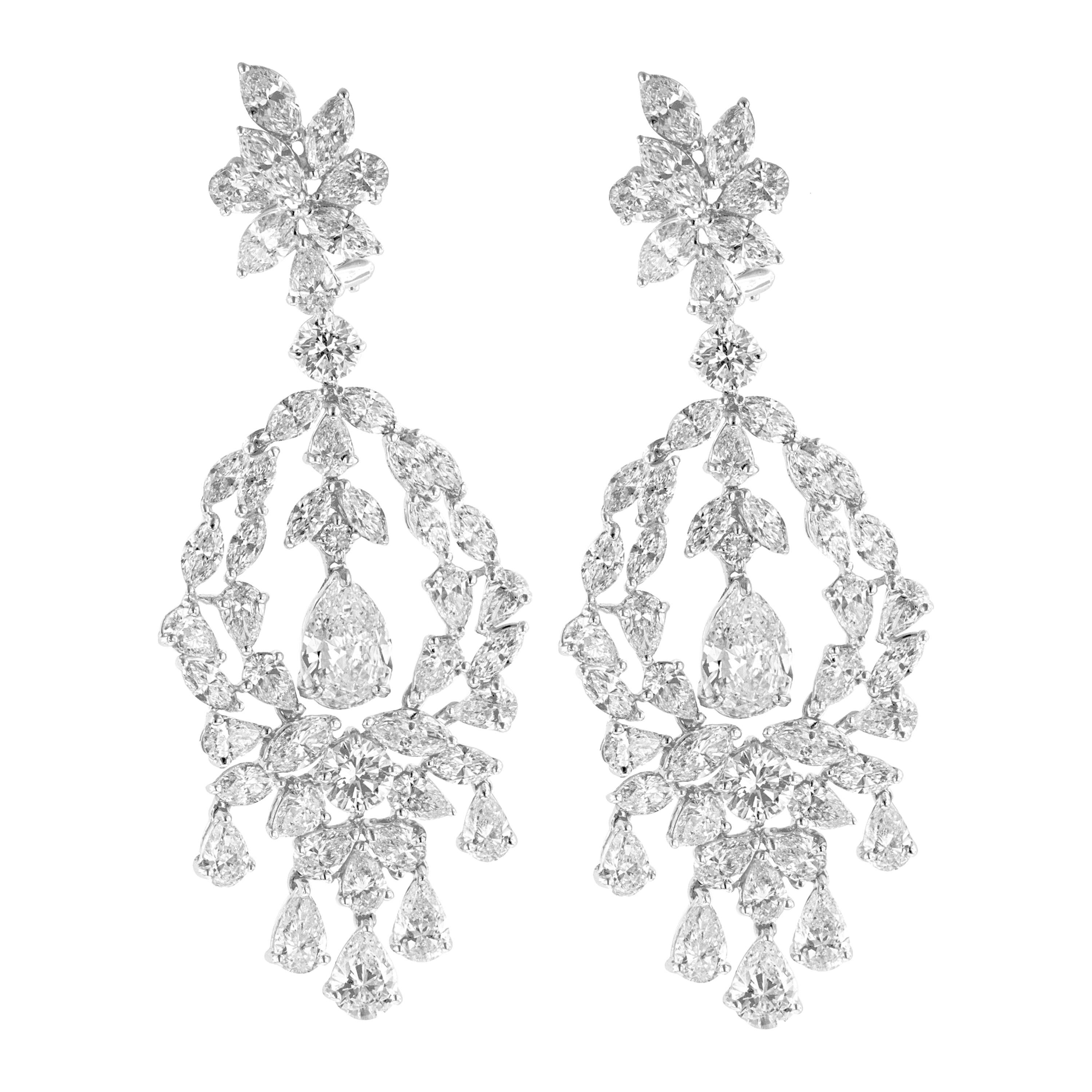 Boucles d'oreilles lustre en or blanc 18 carats avec diamants multiformes en vente