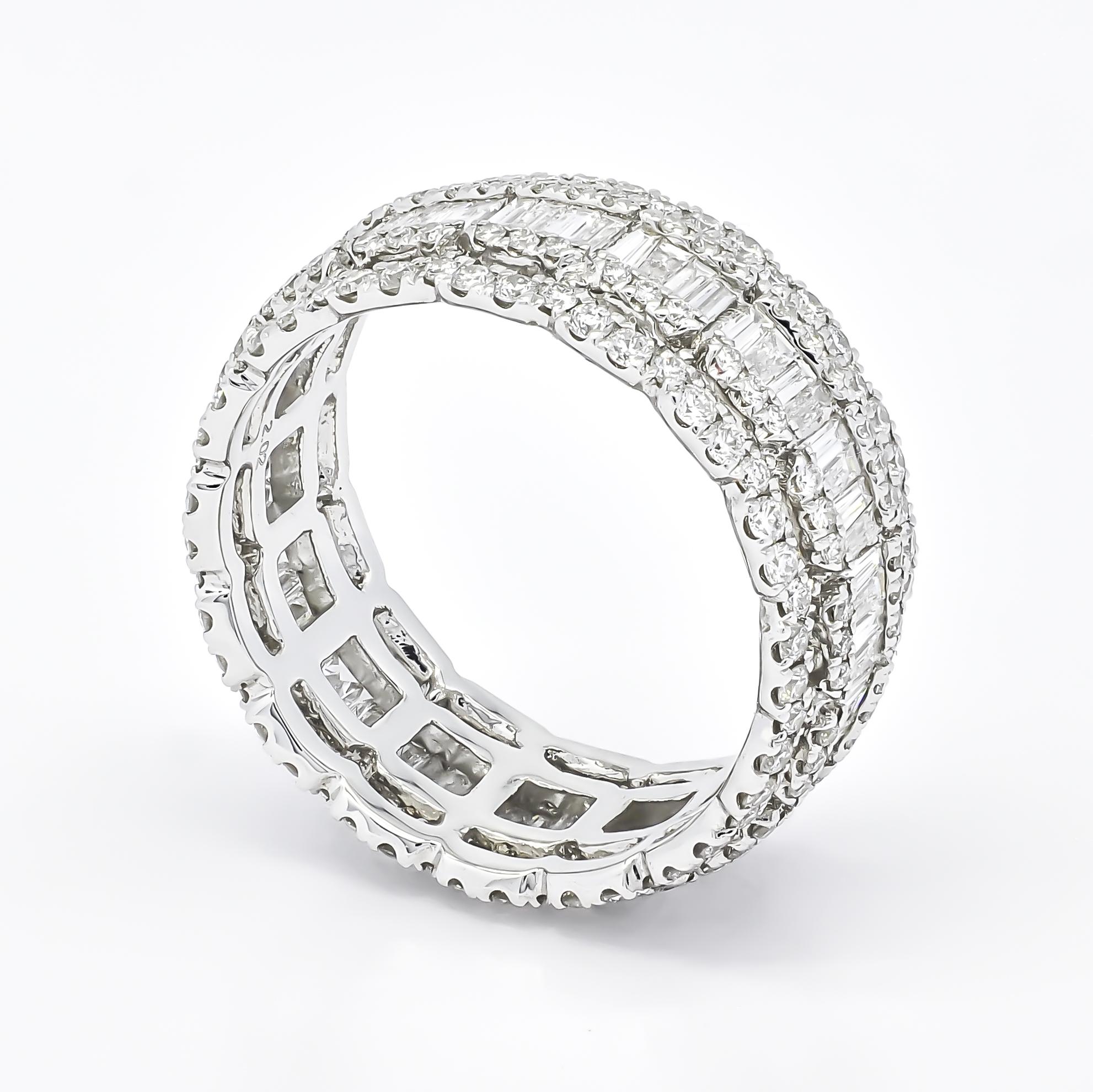 Im Angebot: 18 Karat Weißgold Eternity-Ring mit rundem Brillanten und Baguetteschliff-Diamant-Akzenten () 3