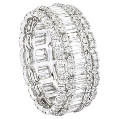 18 Karat Weißgold Eternity-Ring mit rundem Brillanten und Baguetteschliff-Diamant-Akzenten