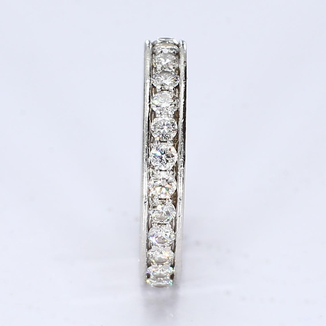 Un classico di David Yurman, questo anello in oro bianco 18 carati presenta una fascia interna intrecciata e una fila di ventotto diamanti rotondi incastonati.

- A. Stone Info -

28x diamanti rotondi da 2,5 mm, ~0,05 ct/anno, SI1/G

Misura