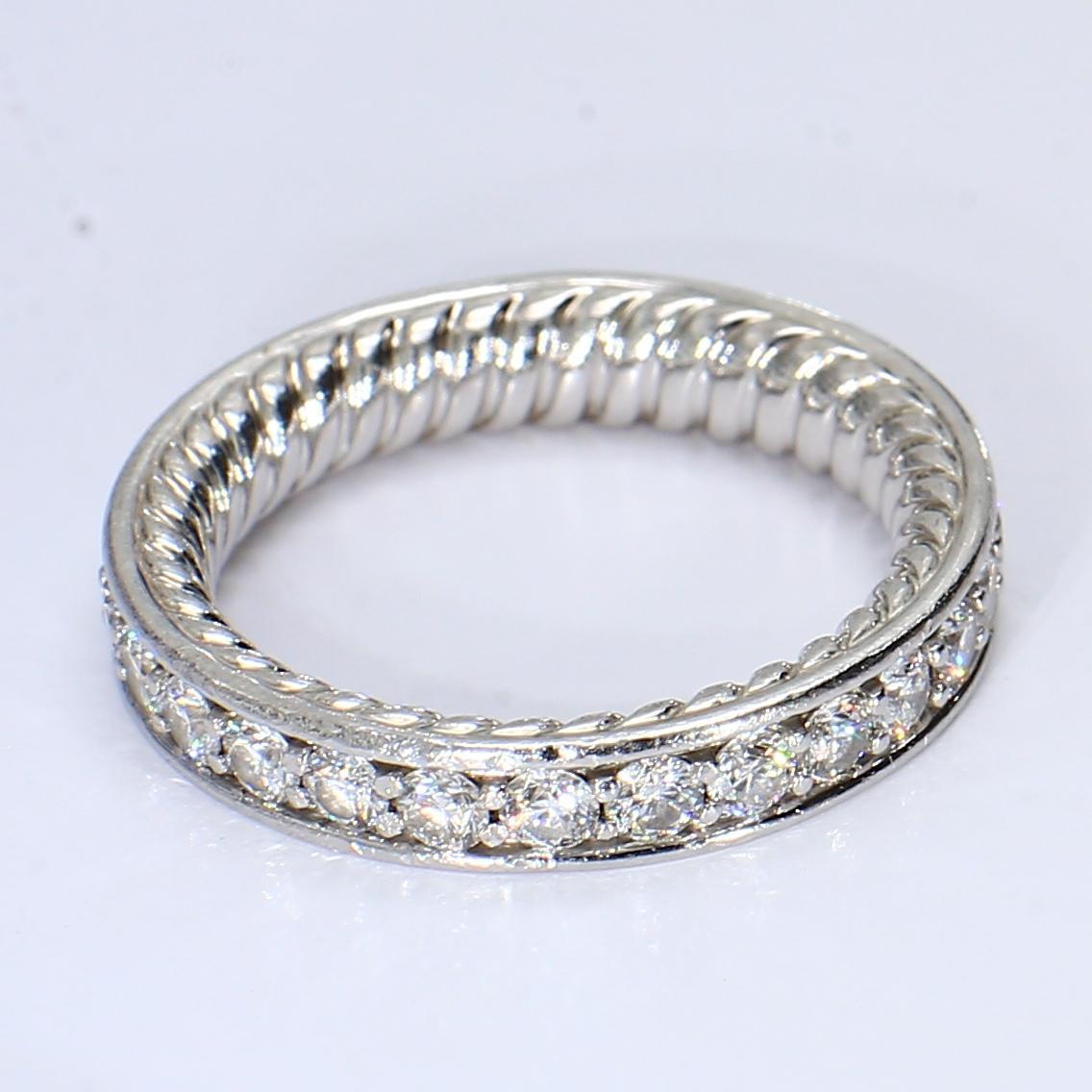 Taglio rotondo Anello David Yurman con incastonatura a canale in oro bianco 18k - Misura 6,25 in vendita