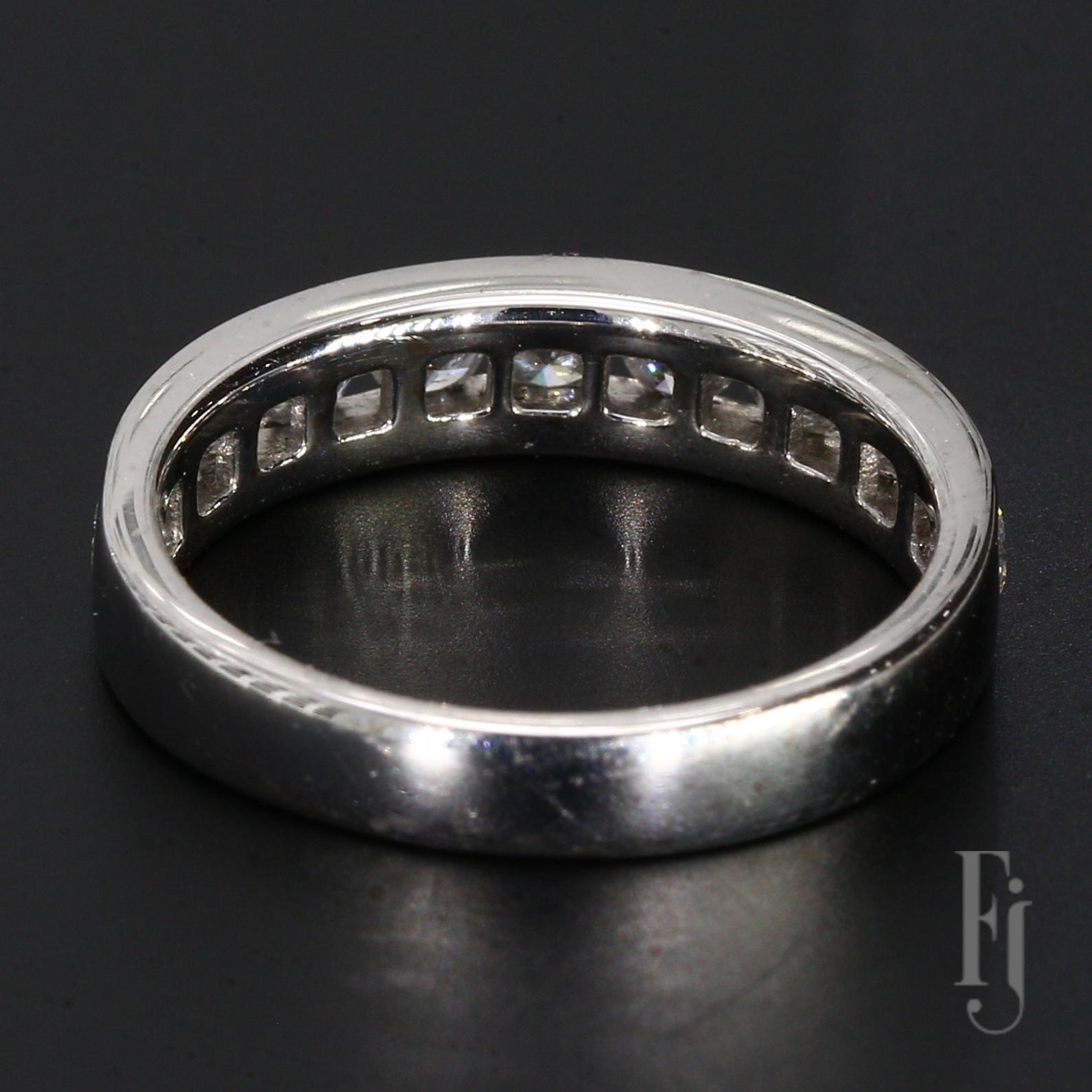 18k White Gold Channel Set Ring with Eleven Diamonds - Size 6.25 (Rundschliff) im Angebot