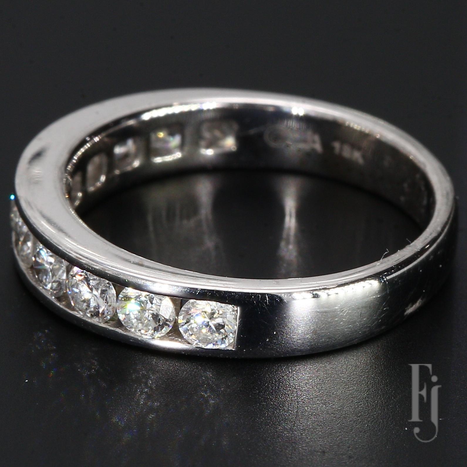 18k White Gold Channel Set Ring with Eleven Diamonds - Size 6.25 im Zustand „Gut“ im Angebot in Scottsdale, AZ