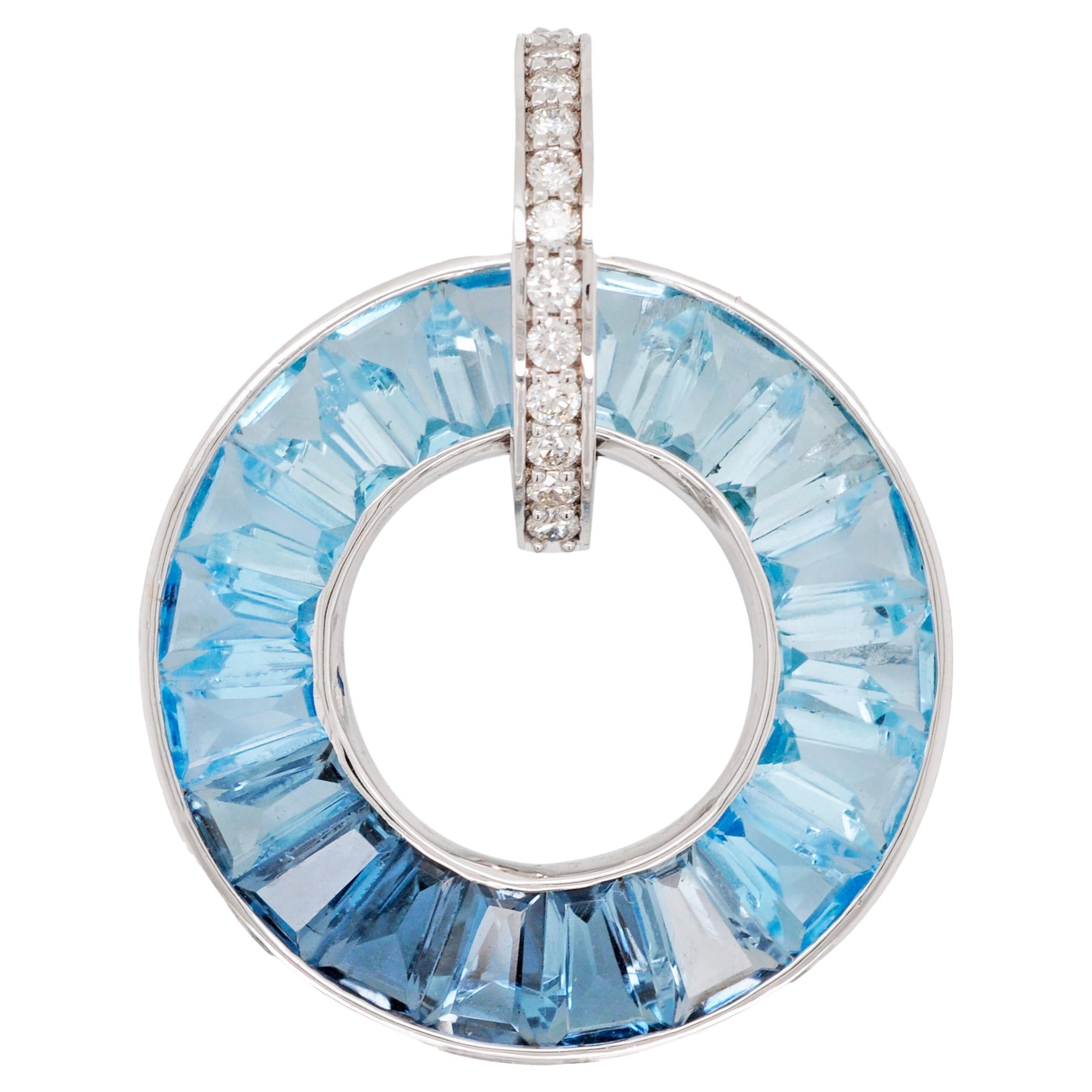 Pendentif rond en or blanc 18 carats serti d'une topaze bleue baguette et de diamants  en vente