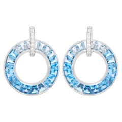 Boucles d'oreilles en or blanc 18 carats, serties en bande, avec topaze bleue baguette et diamants