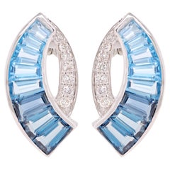 Pendientes de oro blanco de 18 quilates con canales y baguettes cónicas Topacio azul Espada