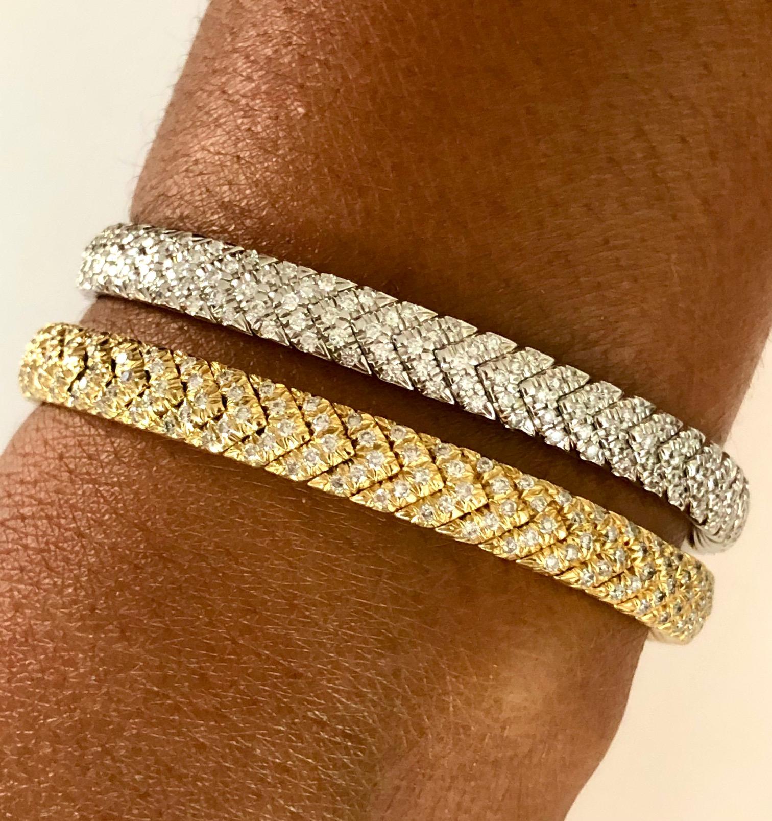 18 Karat White Gold Chevron Diamond Bangle Bracelet In New Condition For Sale In New York, NY
