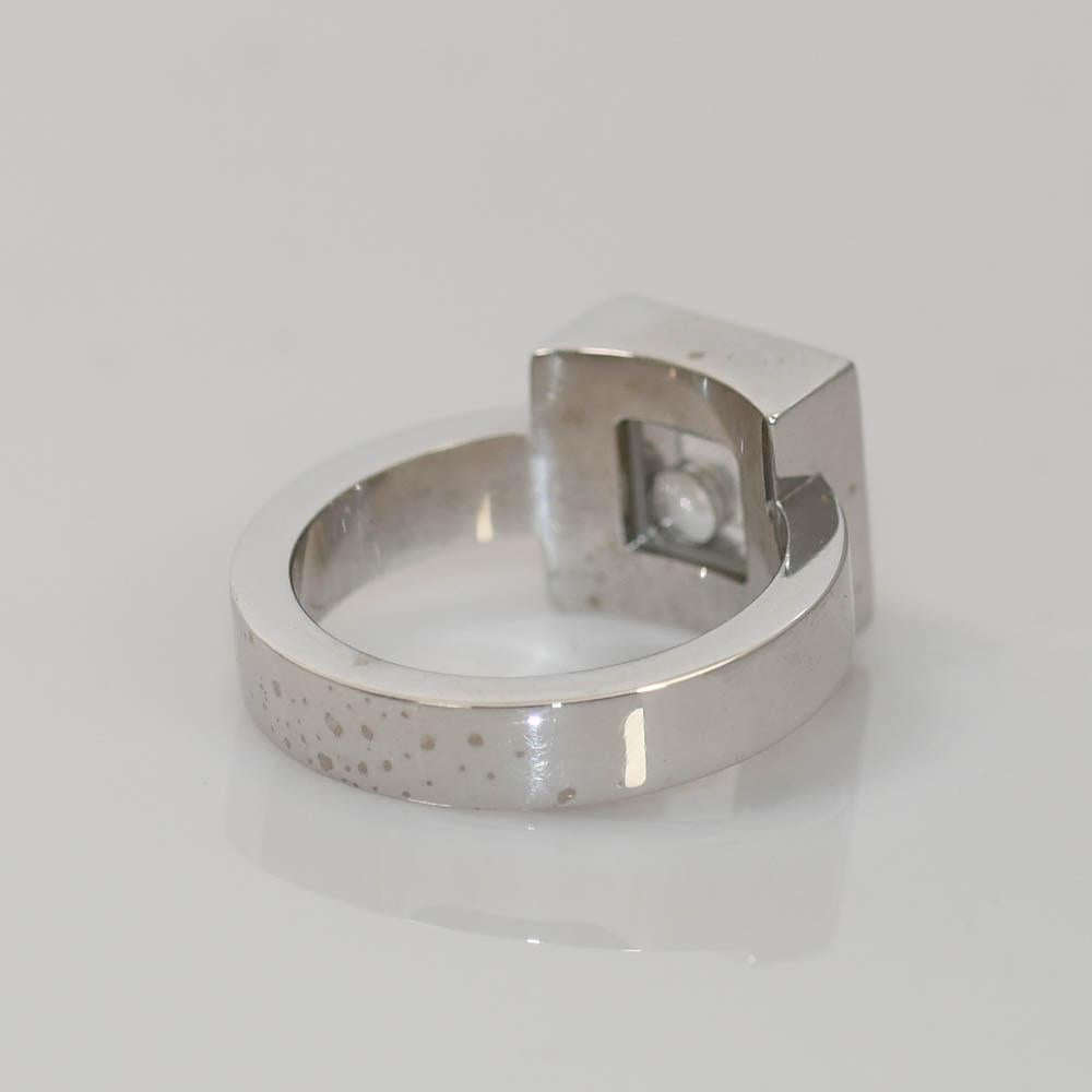 Damen Chopard quadratischer Diamant Happy Ring in 18k Weißgold.
Eingraviert 750, 82 /2896-20, Chopard.
Der Ring wiegt 11.2 Gramm.
Der obere Kristall über dem zentralen Diamanten ist mit Chopard geätzt.
Die Diamanten sind runde Brillantschliffe, 0,43