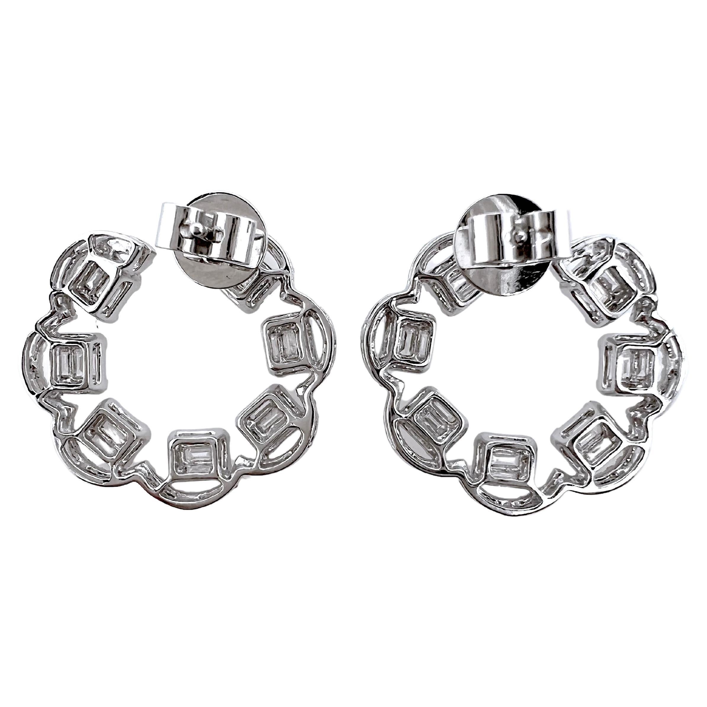 Contemporain Boucles d'oreilles en or blanc 18 carats avec diamants ronds et baguettes de forme circulaire en vente