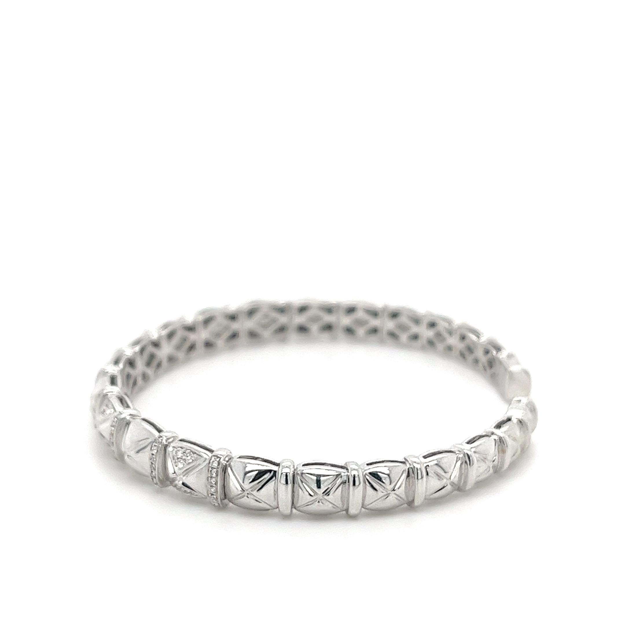 Bangle classico con diamanti in oro bianco 18 carati

Oro bianco 18 carati - 12,25 GM
90 Diamanti - 0,31 CT

Questo splendido braccialetto in oro bianco 18 carati è un classico senza tempo. Realizzato con 12,25 grammi di lussuoso oro bianco 18