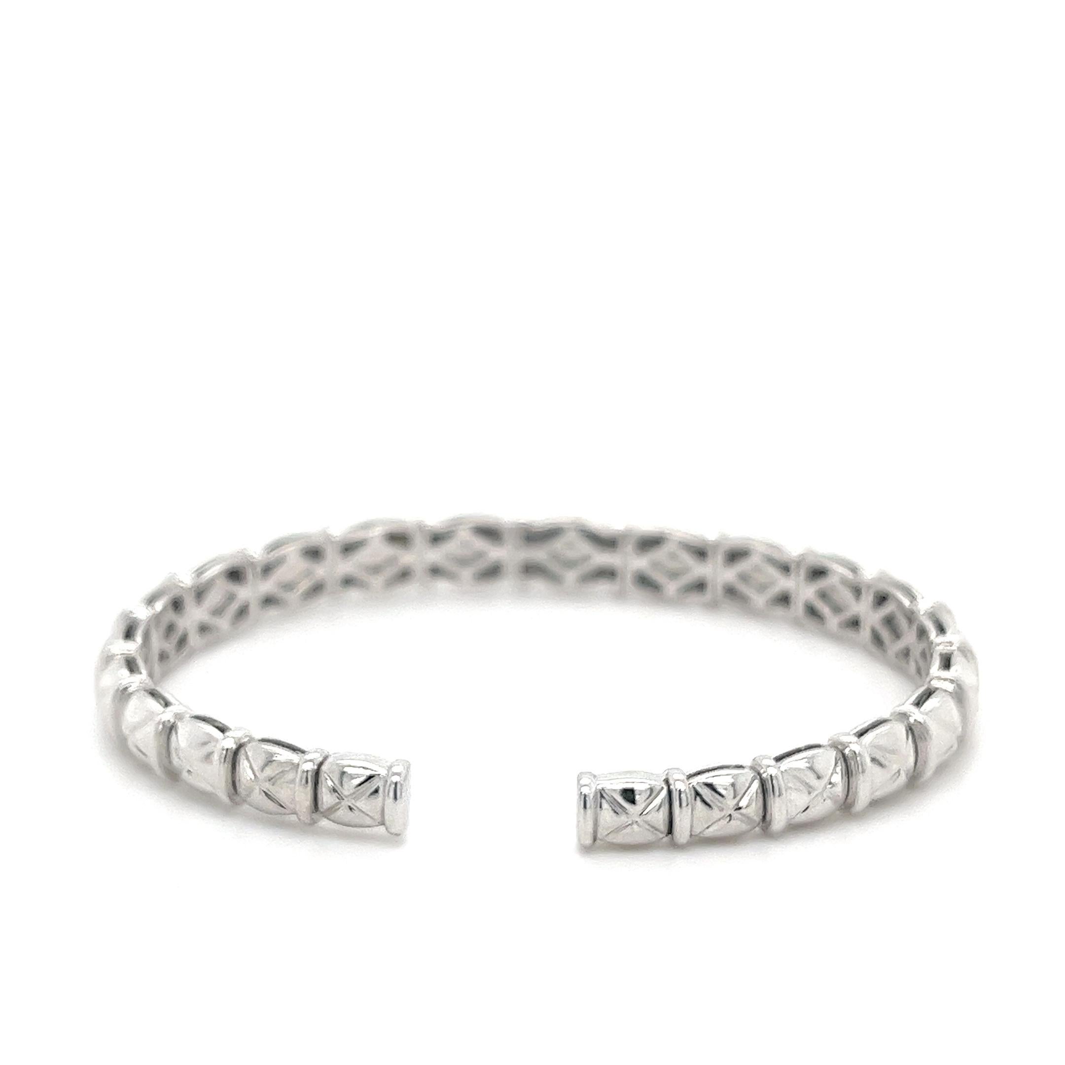 Moderno Bangle classico con diamanti in oro bianco 18 carati in vendita