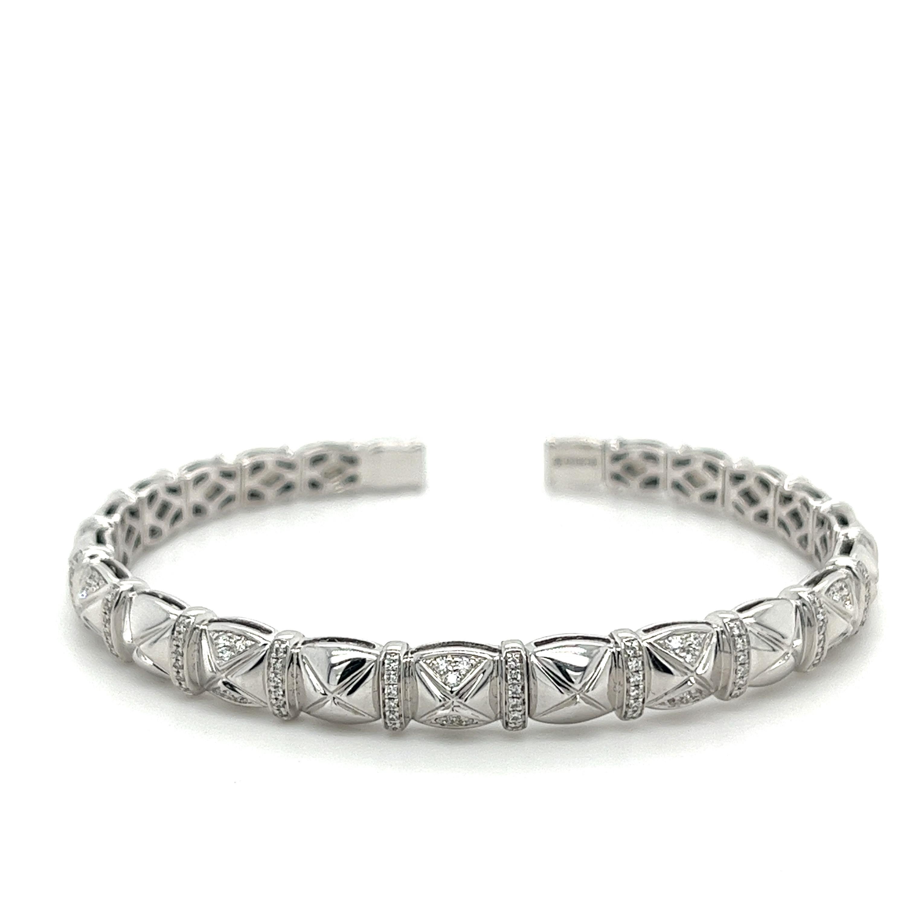 Taglio rotondo Bangle classico con diamanti in oro bianco 18 carati in vendita