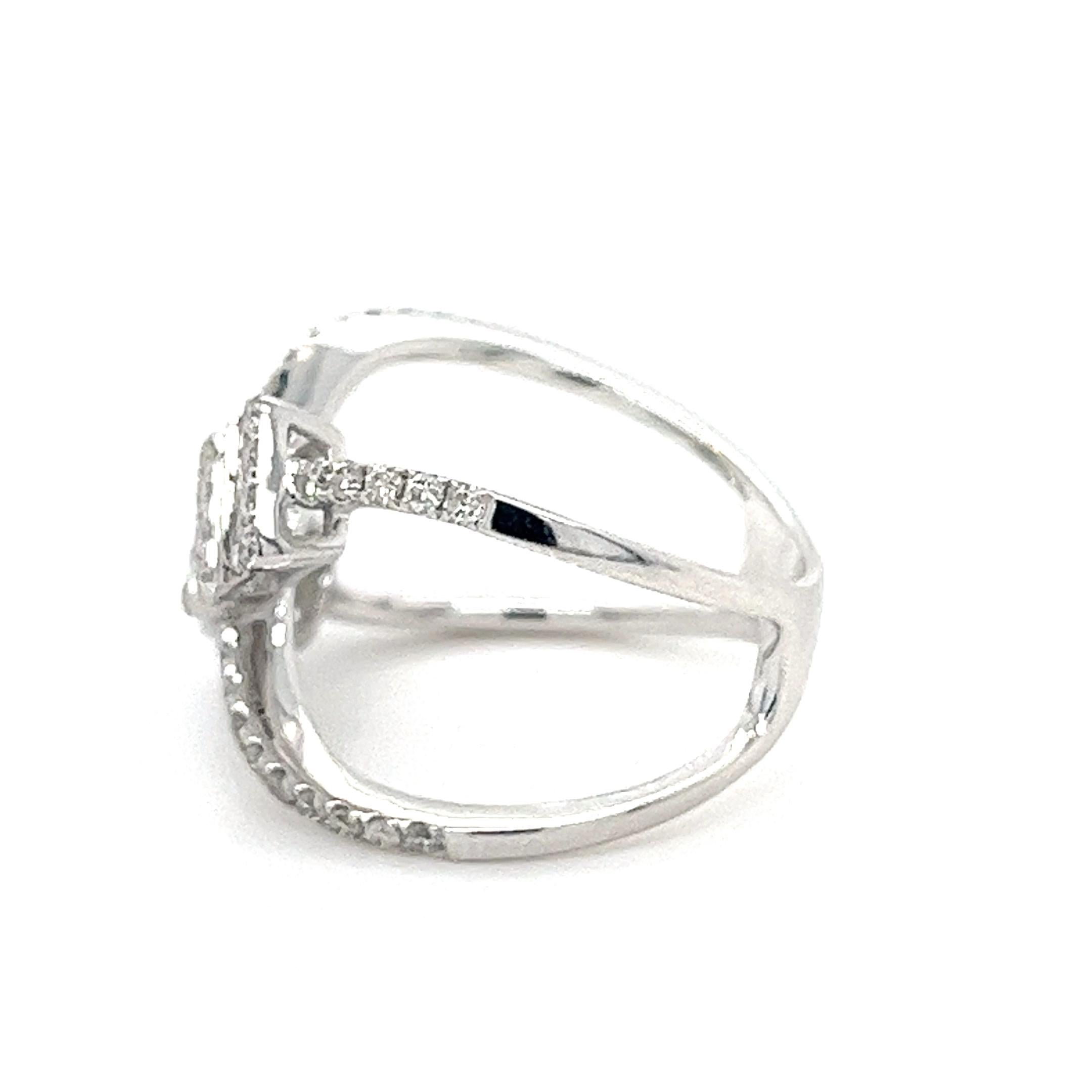 Anello classico con diamante in oro bianco 18 carati

Oro bianco 18K - 4,67 GM
65 diamanti - 0,86 CT

L'elegante anello con diamante classico in oro bianco 18 carati emana una raffinatezza senza tempo. Realizzato con eccezionale maestria, questo