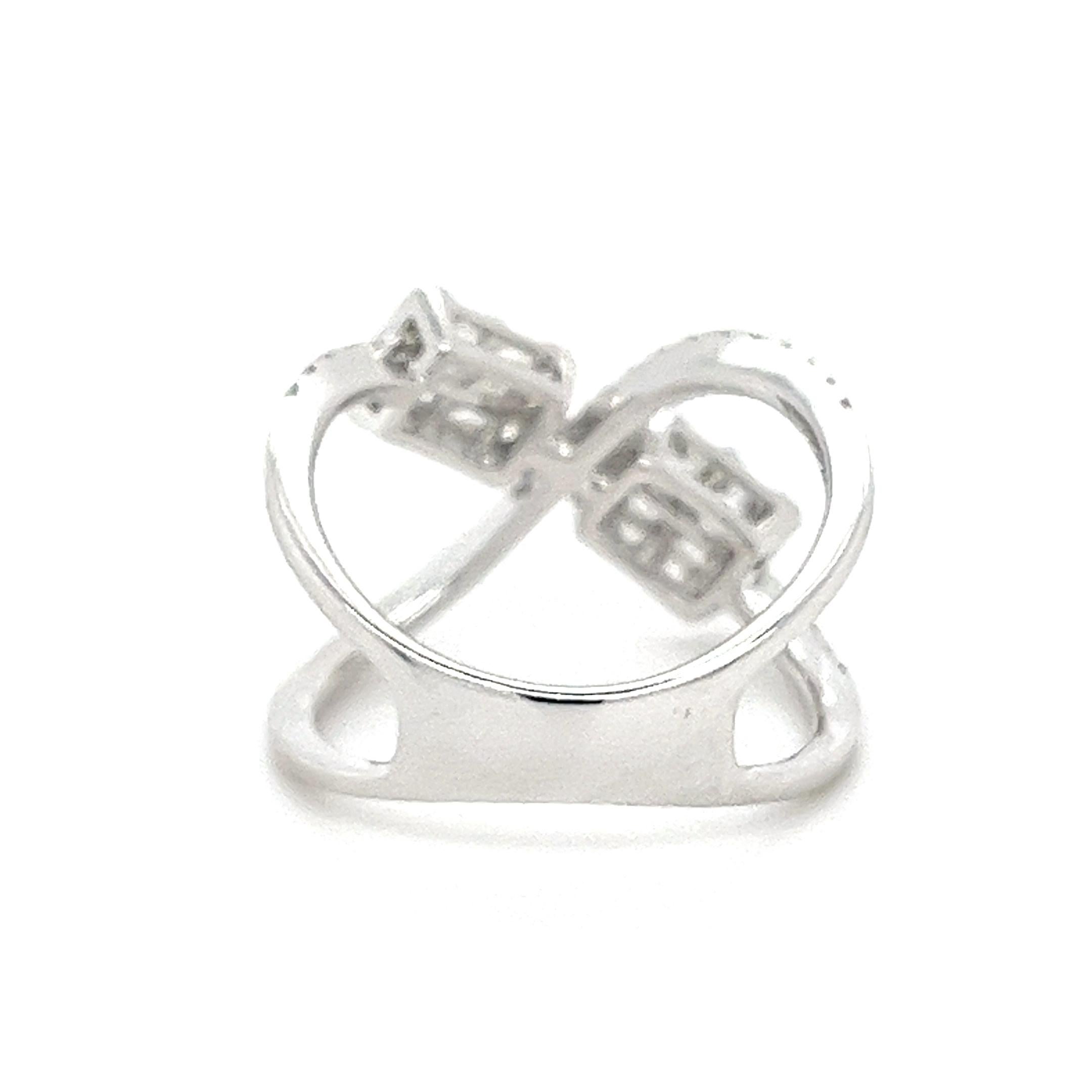 Moderno Anello classico con diamante in oro bianco 18 carati in vendita