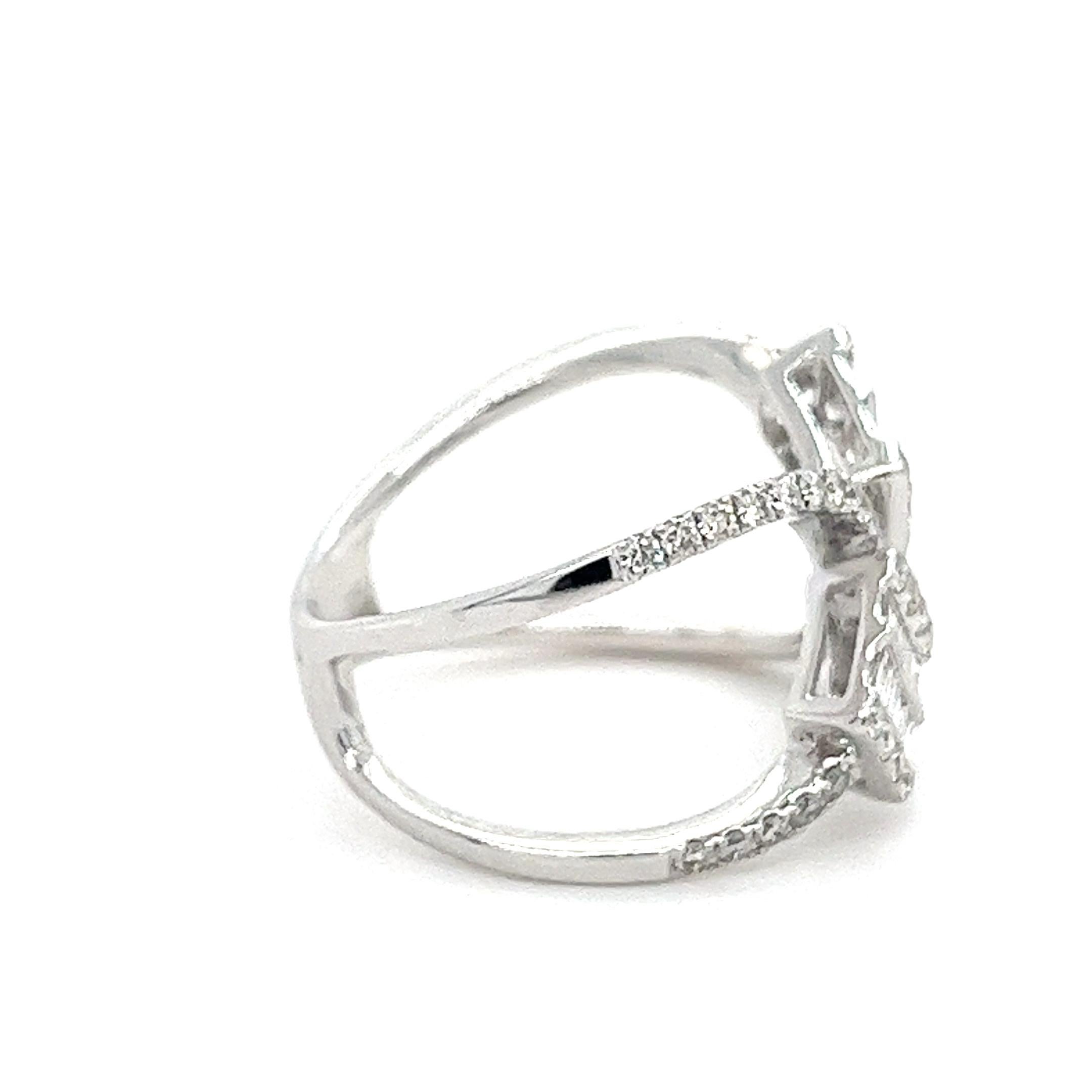 Taglio rotondo Anello classico con diamante in oro bianco 18 carati in vendita