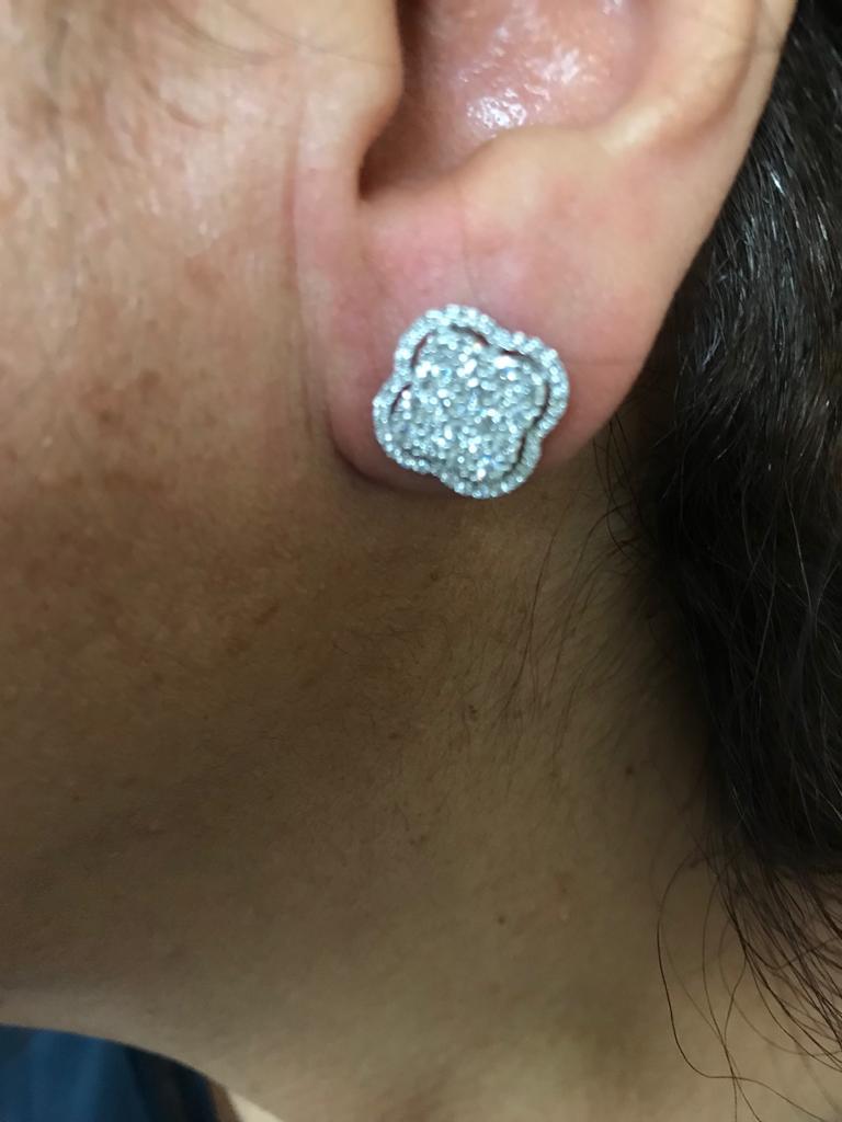 Moderne Boucles d'oreilles trèfle en or blanc 18 carats et diamants en vente