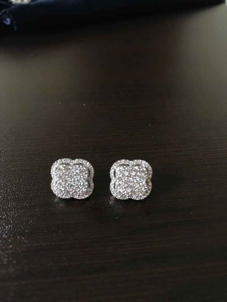 Boucles d'oreilles trèfle en or blanc 18 carats et diamants Neuf - En vente à Great Neck, NY