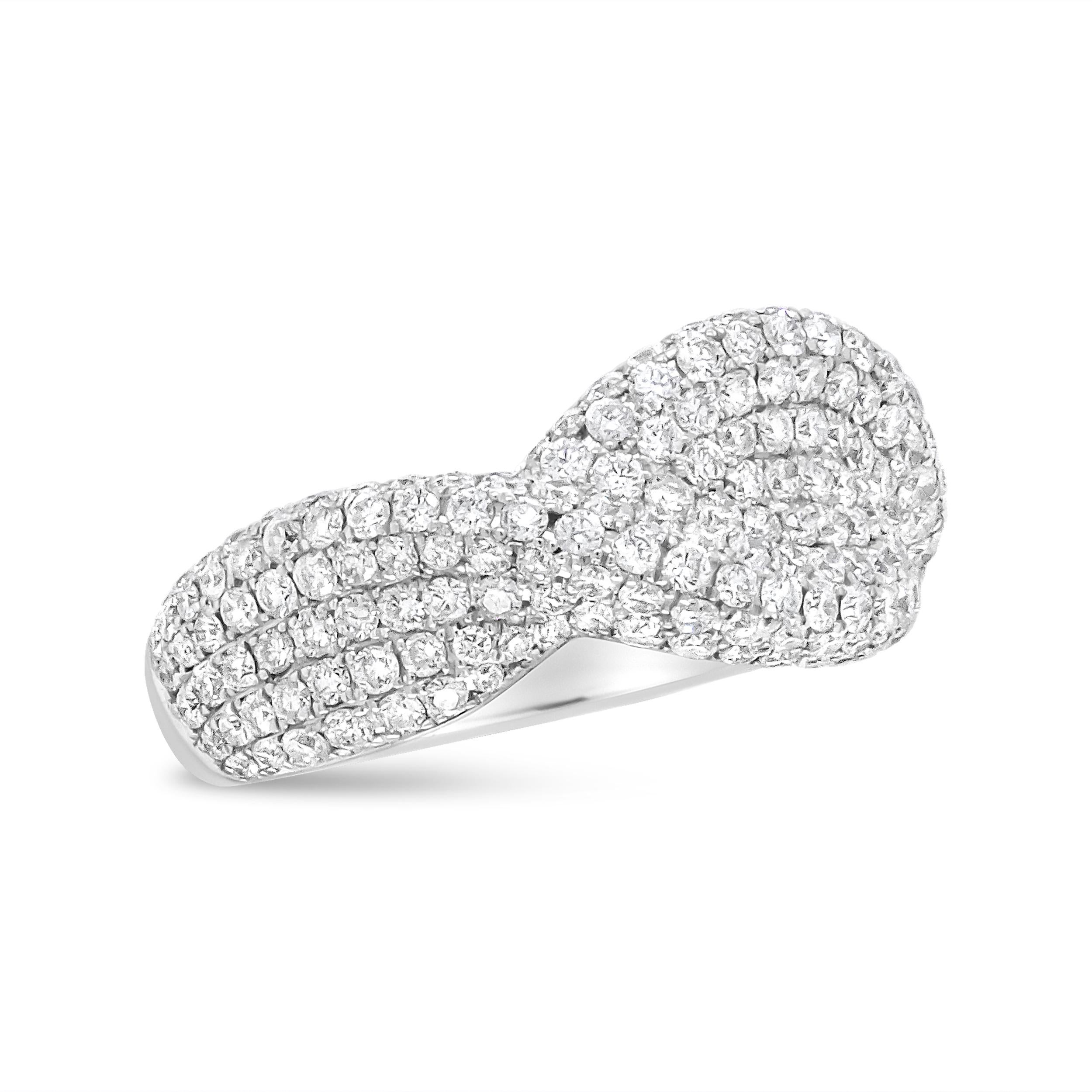 Conçu de manière complexe dans un motif rappelant une boucle infinie, cet anneau glamour en or blanc 18 carats est orné d'une grappe de diamants de 2 1/4 ctw. Des diamants blancs naturels de taille ronde traversent cette pièce dans d'élégants
