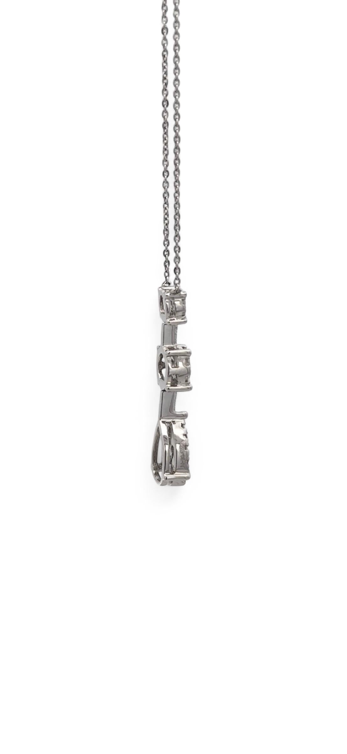 Ti presentiamo la collana di diamanti in oro bianco 18k, uno squisito capolavoro di eleganza e raffinatezza. Questa splendida collana presenta un totale di 0,74 carati di diamanti abbaglianti, disposti ad arte per catturare ogni barlume di luce. Il