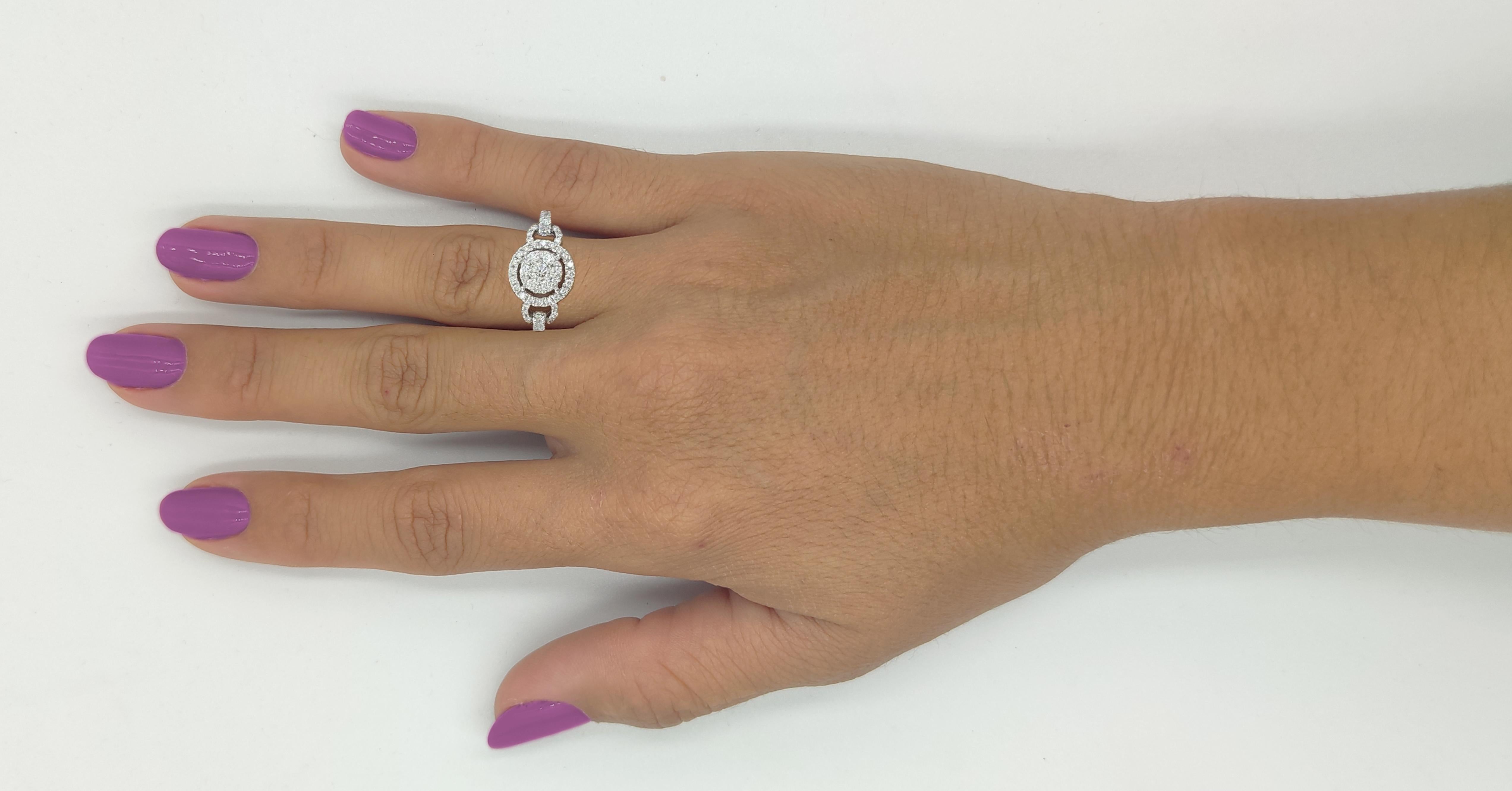 Taglio rotondo Anello di fidanzamento con diamante a forma di cluster in oro bianco 18K in vendita