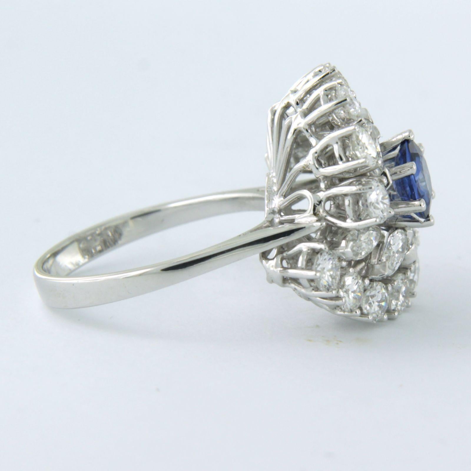 18k white gold cluster ring with a sapphire in the center. 0.70ct and an entourage of brilliant cut diamonds up to. 2.50ct - F/G - VS/SI - ring size U.S. 6 - EU. 16.5(52)

detailed description:

the top of the ring has a diameter of 1.8 cm wide by