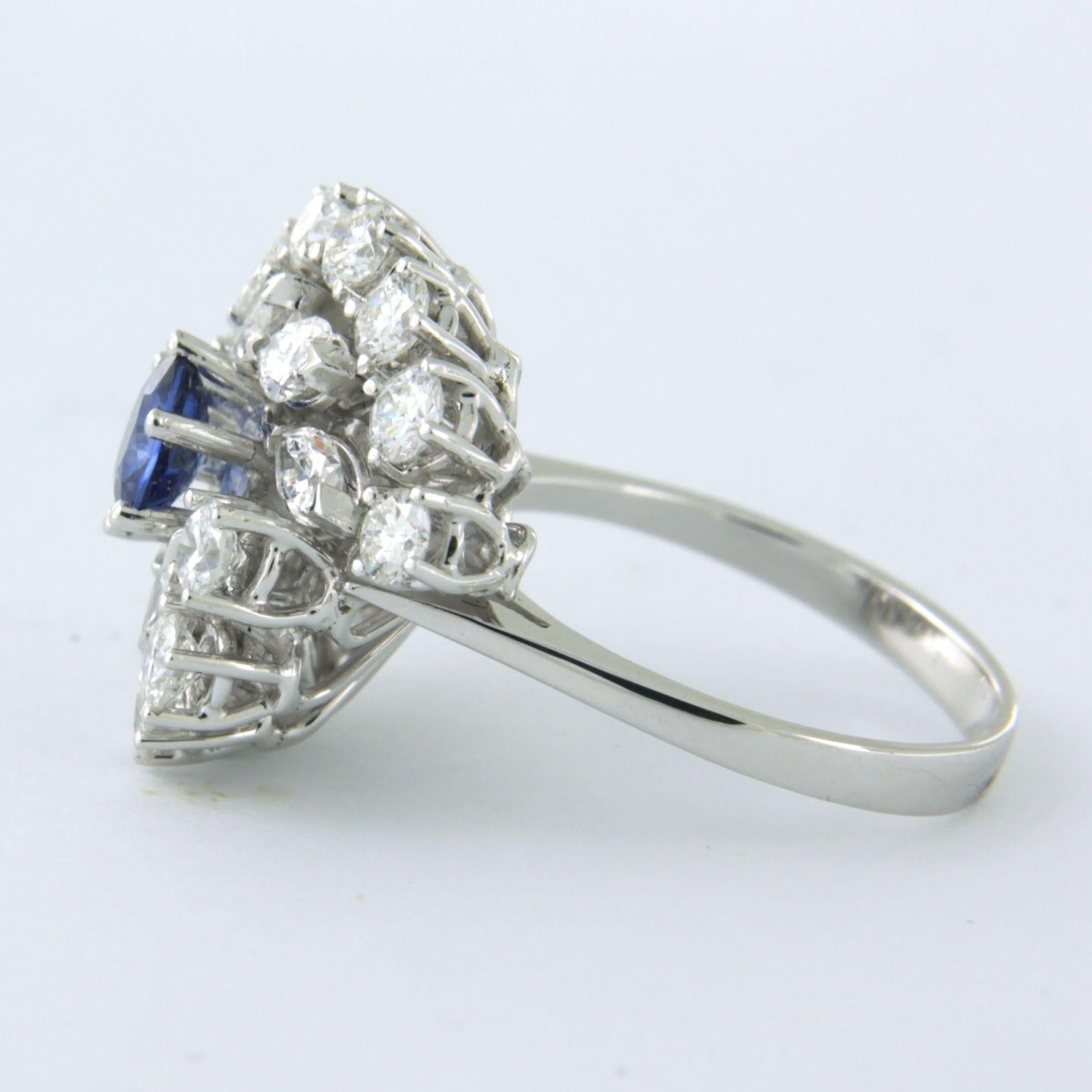 Brilliant Cut 18k white gold cluster ring with a sapphire and diamonds For Sale