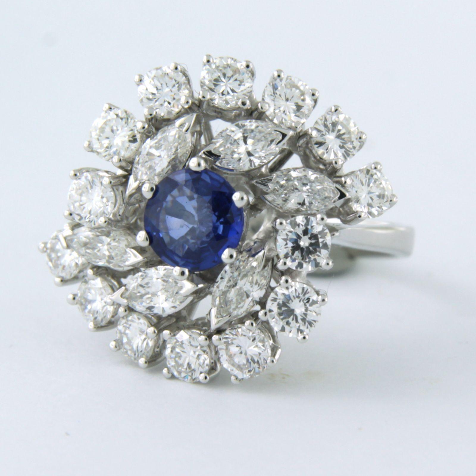18k white gold cluster ring with a sapphire and diamonds In Good Condition For Sale In The Hague, ZH