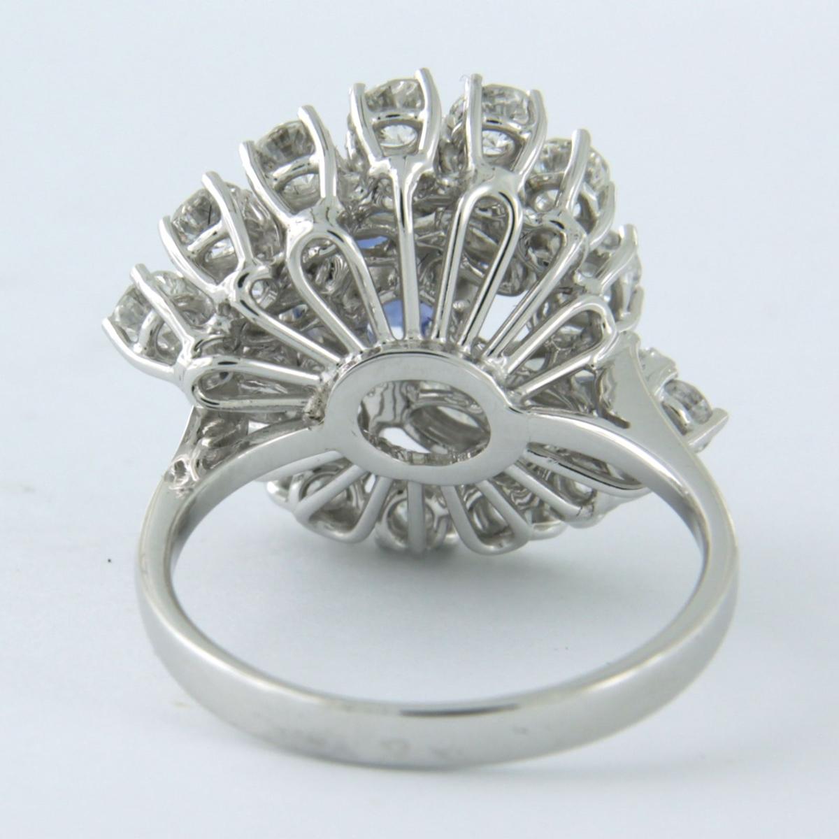 18k white gold cluster ring with a sapphire and diamonds For Sale 2