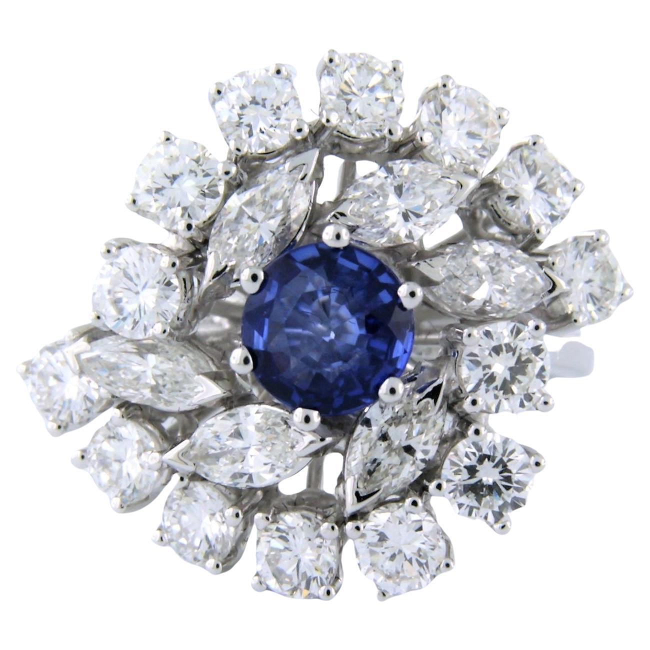 18k white gold cluster ring with a sapphire and diamonds For Sale