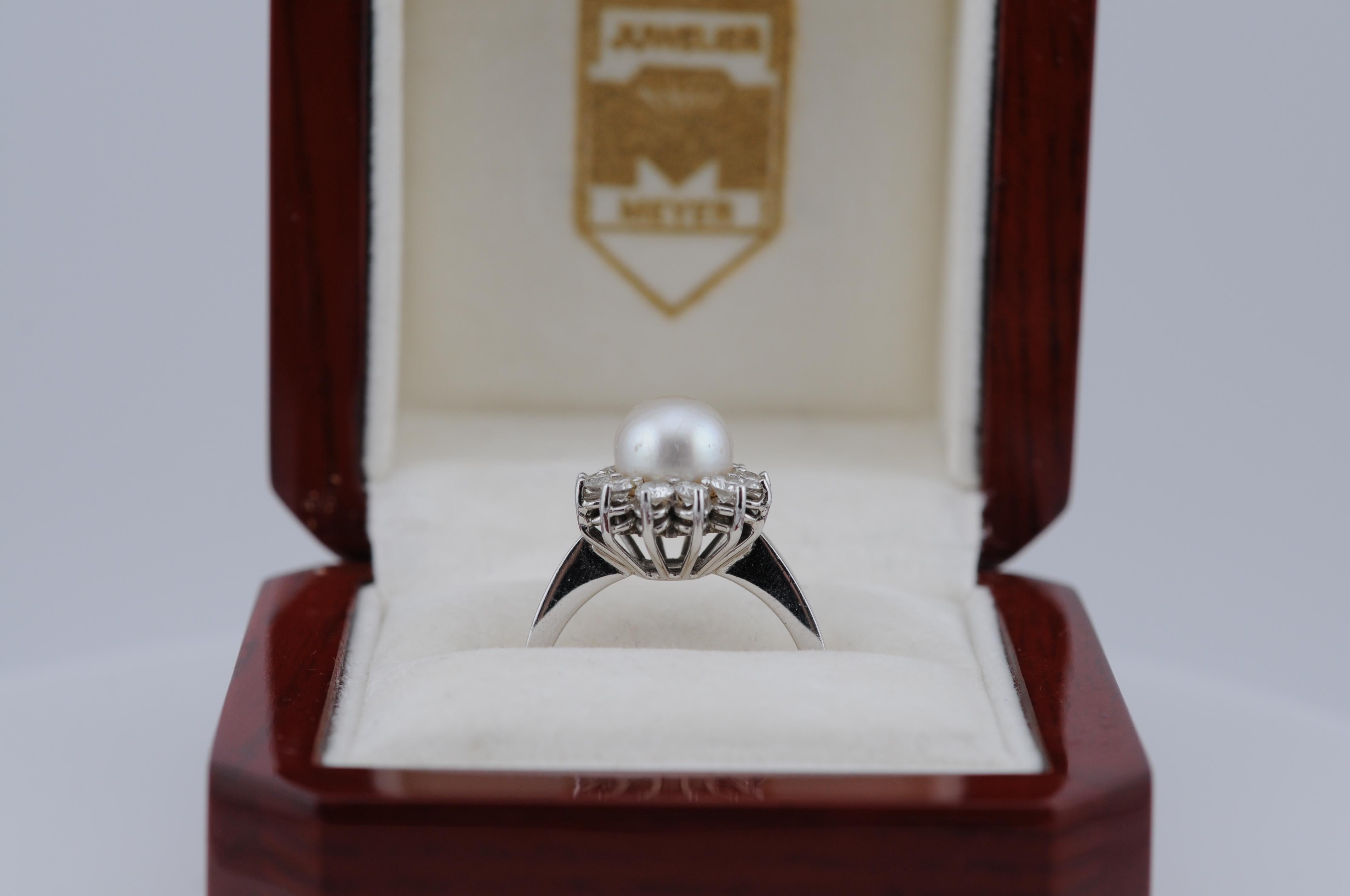 18k White Gold Cluster Ring with Cultured Pearl and Diamonds In Good Condition For Sale In Berlin, BE