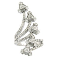 Cocktailring aus 18 Karat Weißgold mit Diamanten im Brillantschliff, Dreieckschliff und Baguetteschliff (insgesamt 3,50 Karat)