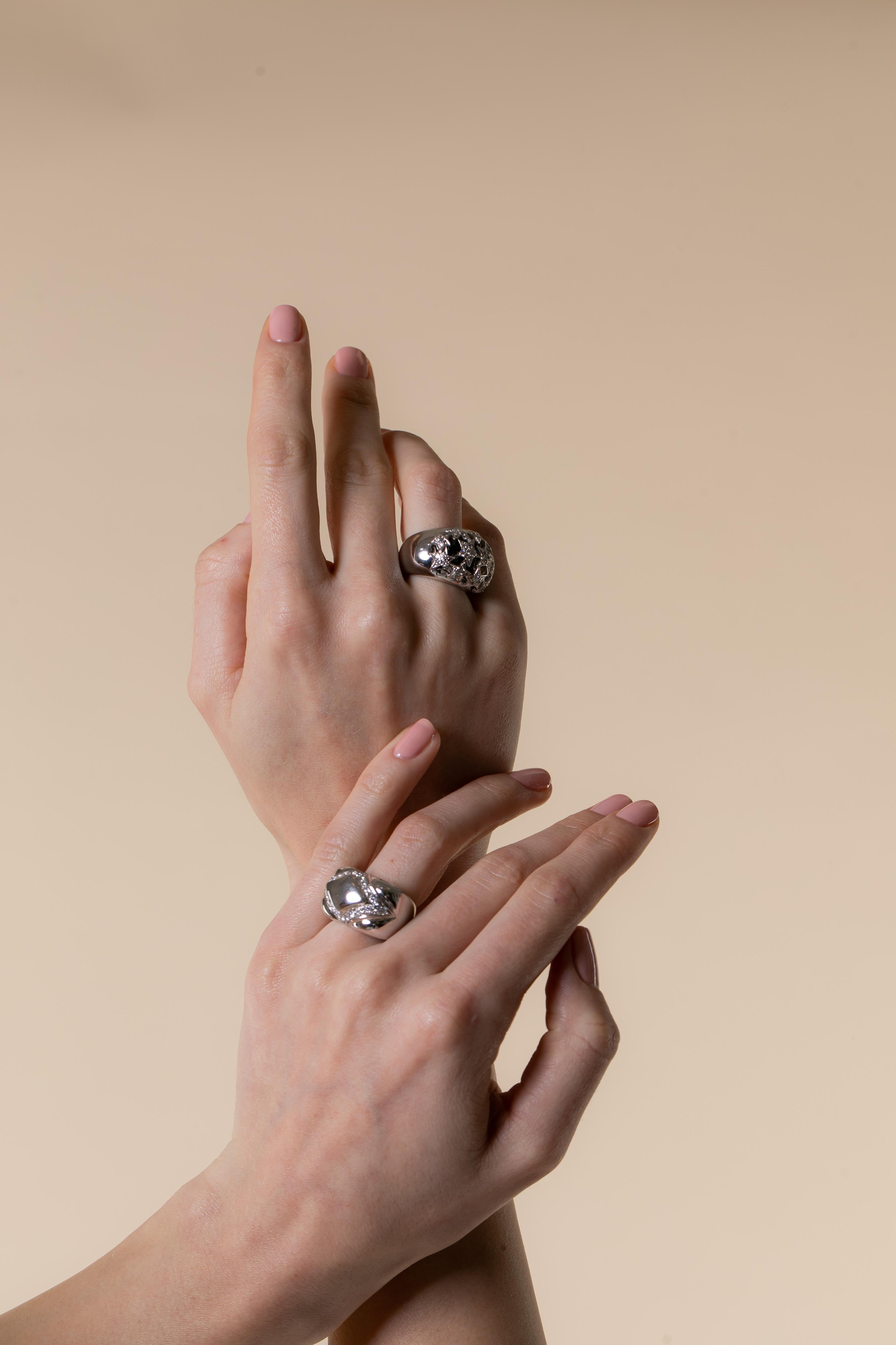 Der Ring Carlota ist ein bemerkenswertes Schmuckstück, das sich in jedes Outfit einfügt und sowohl Phantasie als auch Designkompetenz beweist.

Einzelheiten

-18k Weißgold 16,8g

-Diamanten 0,56ct