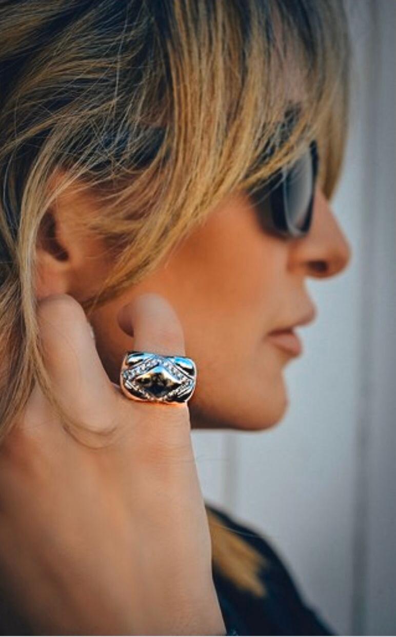 Cocktailring aus 18k Weißgold mit Diamanten für Damen oder Herren im Angebot