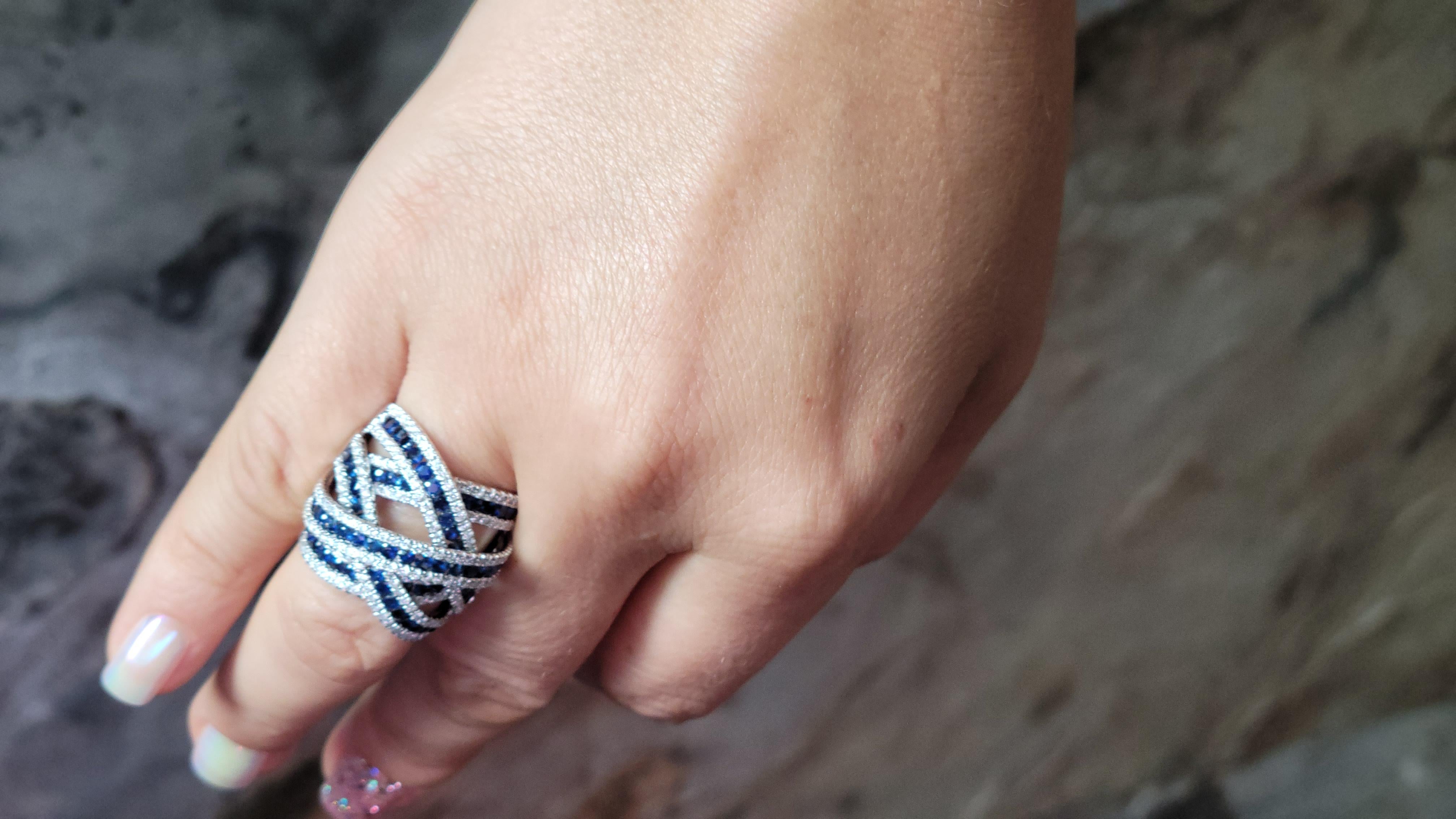 Anello Cocktail in oro bianco 18 carati con diamanti e zaffiri d'ispirazione, de GRISOGONO In condizioni Nuovo in vendita a Hong Kong, HK