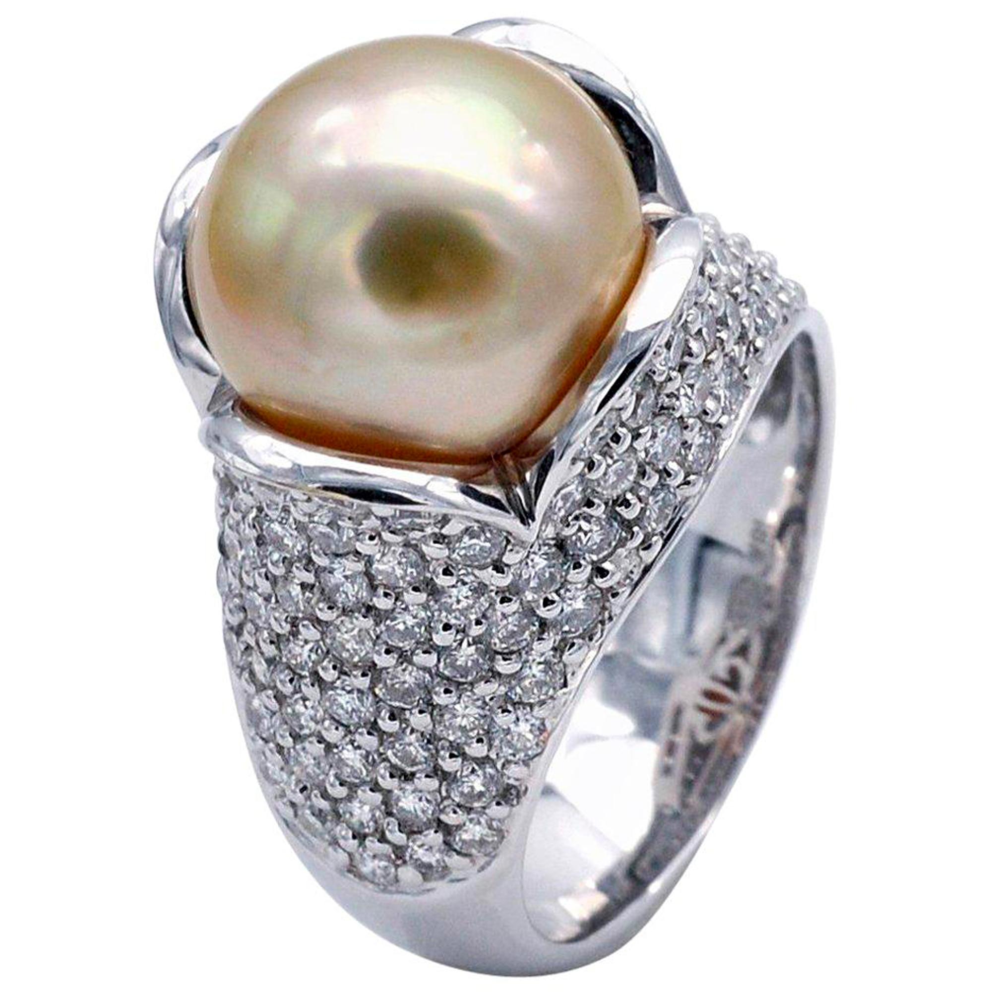 Cocktailring aus 18 Karat Weißgold mit goldener Südseeperle und Diamanten im Angebot