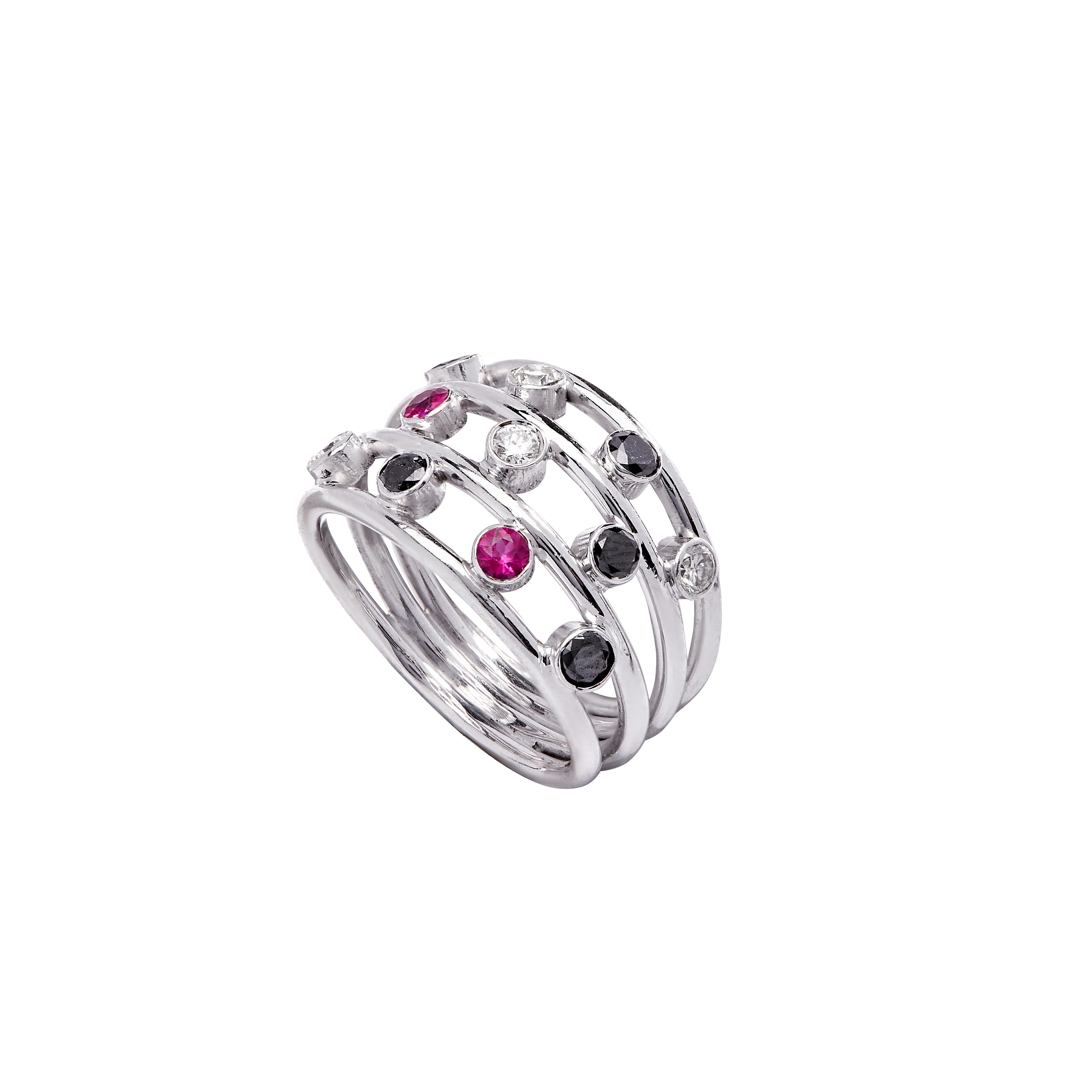Saisissante harmonie de contrastes, cette bague exquise réunit le mystère du diamant noir, la passion du rubis et l'éclat intemporel du diamant blanc en un seul chef-d'œuvre.

Sertie d'or fin, elle est à la fois audacieuse et élégante - une pièce