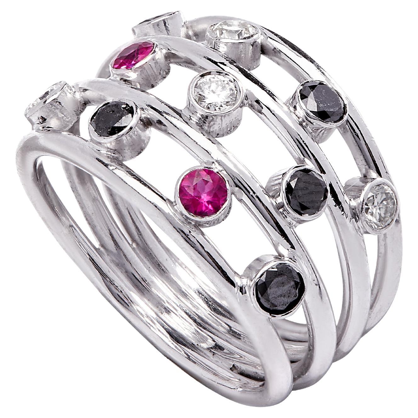 Bague de cocktail en or blanc 18k avec diamants multicolores et rubis en vente
