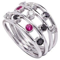 Bague de cocktail en or blanc 18k avec diamants multicolores et rubis