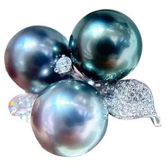 18K White Gold Cocktail Ring with Tahitian Pearls 
Diamonds