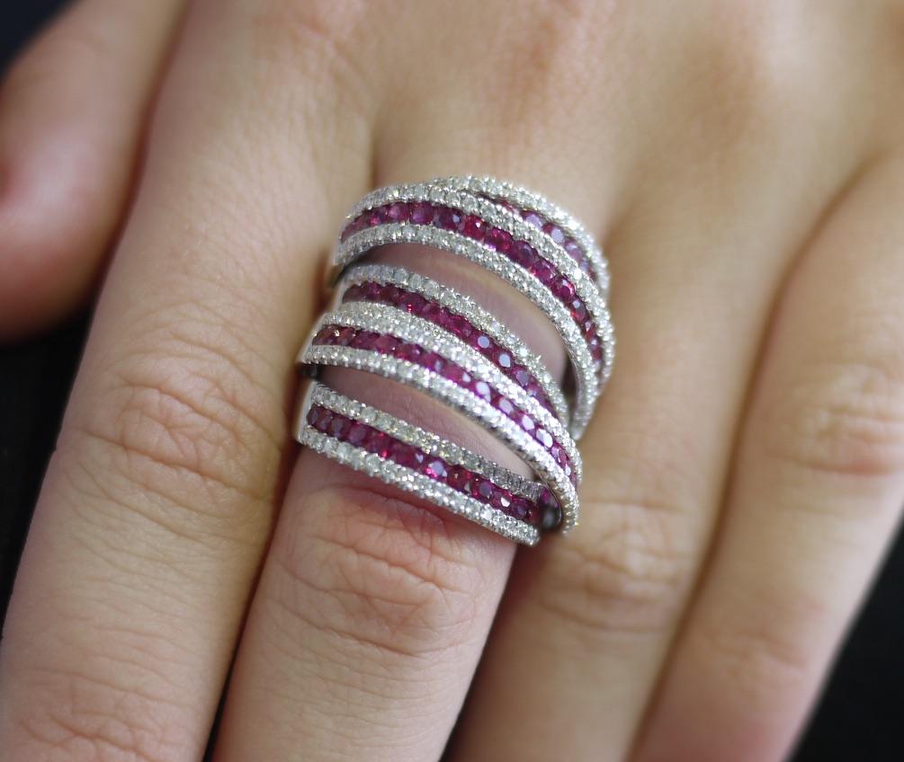 18 Karat White Gold Cocktail Valentine Ring with Diamonds and Pink Sapphires In New Condition For Sale In Hong Kong, HK