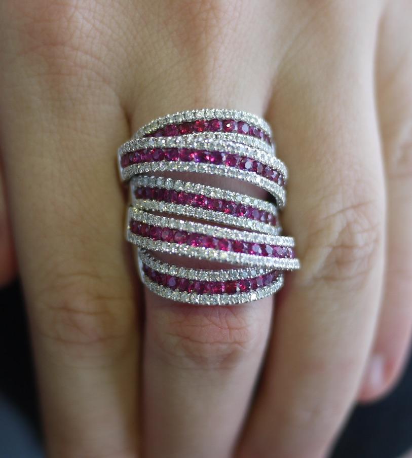 18 Karat White Gold Cocktail Valentine Ring with Diamonds and Pink Sapphires For Sale 1