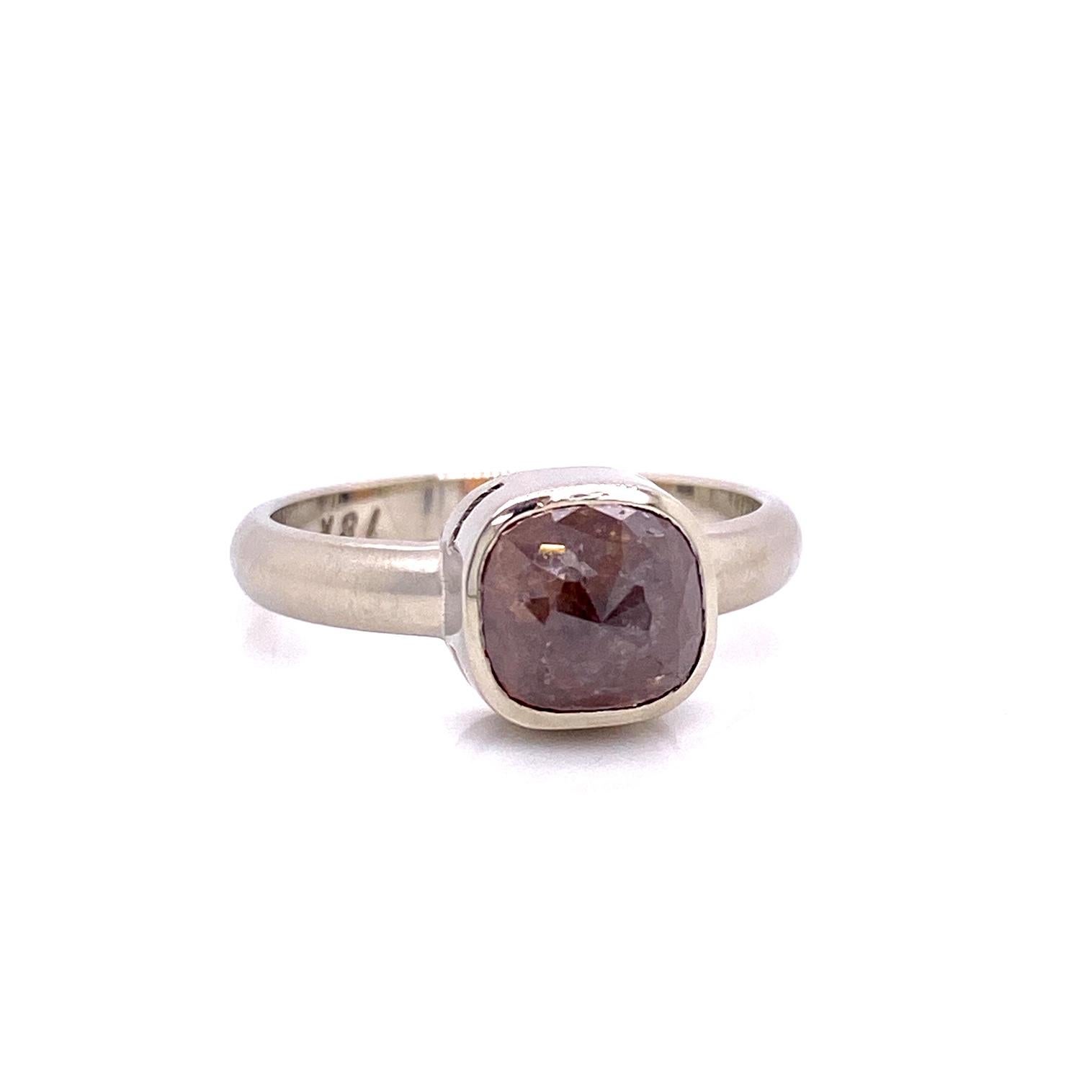 Ein 18k Weißgold Ring Lünette mit einem 3,05 Karat Kissen geschliffenen grauen Rose geschliffenen Diamanten gesetzt. Ring Größe 7. Dieser Ring wurde von llyn strong entworfen und hergestellt.