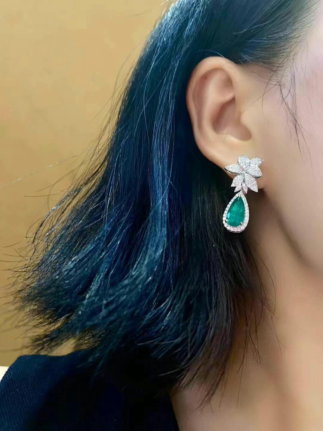 18K Weißgold Kolumbianischer Smaragd & Diamant Tropfenohrringe im Angebot 2