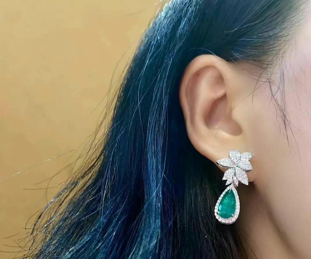 18K Weißgold Kolumbianischer Smaragd & Diamant Tropfenohrringe im Angebot 3