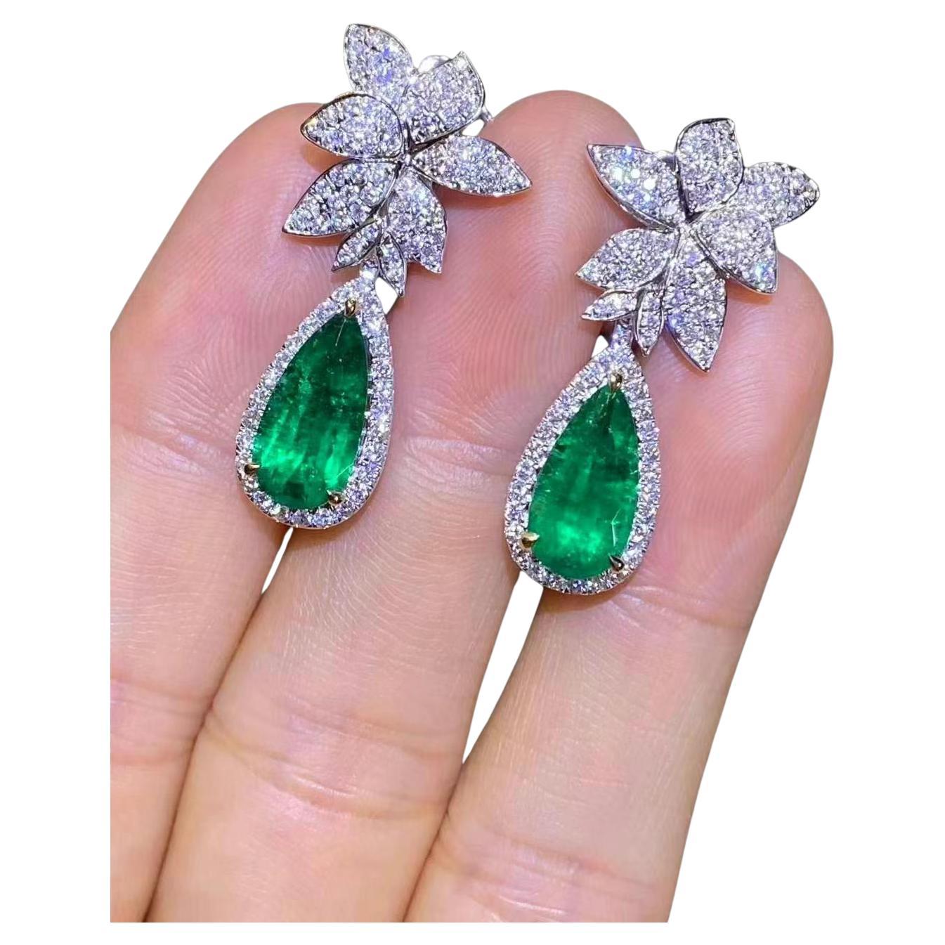 18K Weißgold Kolumbianischer Smaragd & Diamant Tropfenohrringe im Angebot
