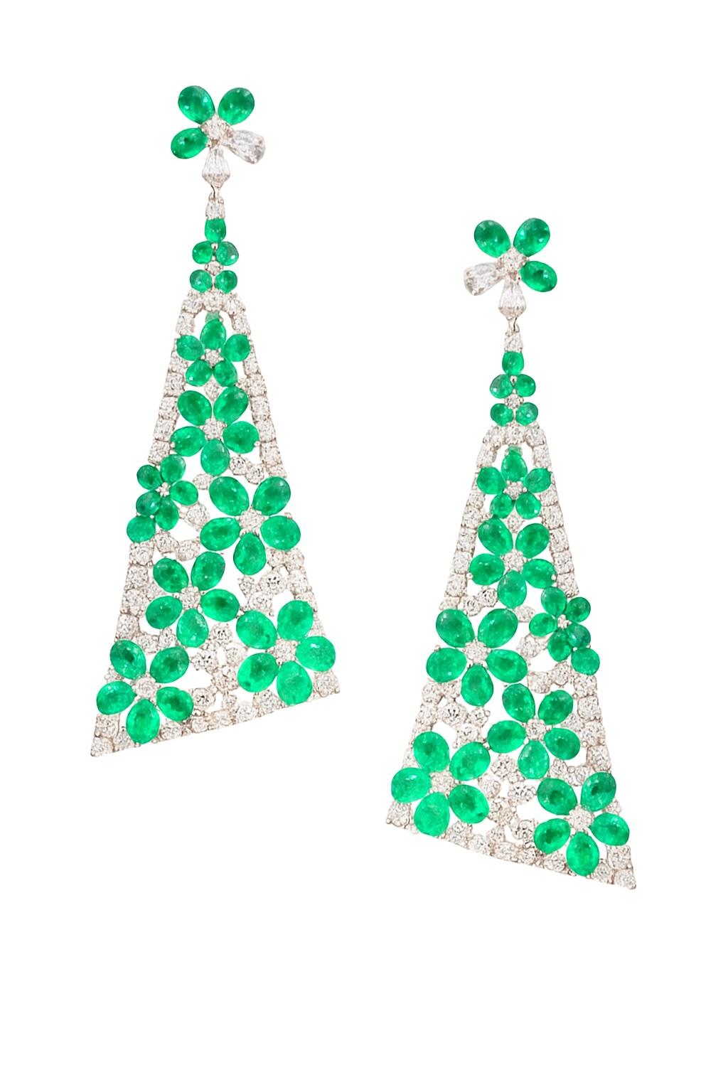 Moderno Orecchini a goccia floreali in oro bianco 18 carati con smeraldo colombiano e diamanti 22,00 carati in vendita