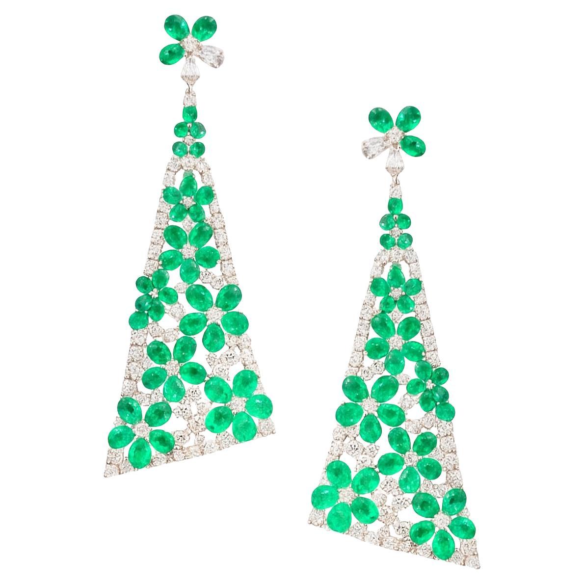 Orecchini a goccia floreali in oro bianco 18 carati con smeraldo colombiano e diamanti 22,00 carati in vendita