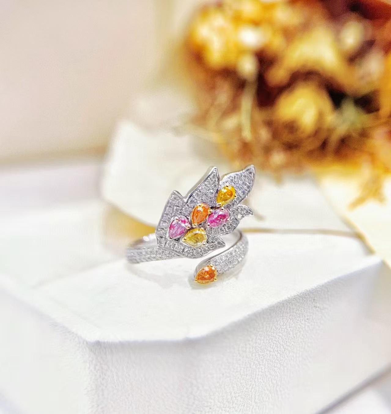 Bague de cocktail en forme de plume en or blanc 18K avec diamants colorés

Pierre principale - 0.43 CT
Pierre latérale - 0.33 CT
Poids total - 4,80 GM

Design/One innovant : La bague est conçue en forme de plume, avec une courbe naturelle et fluide
