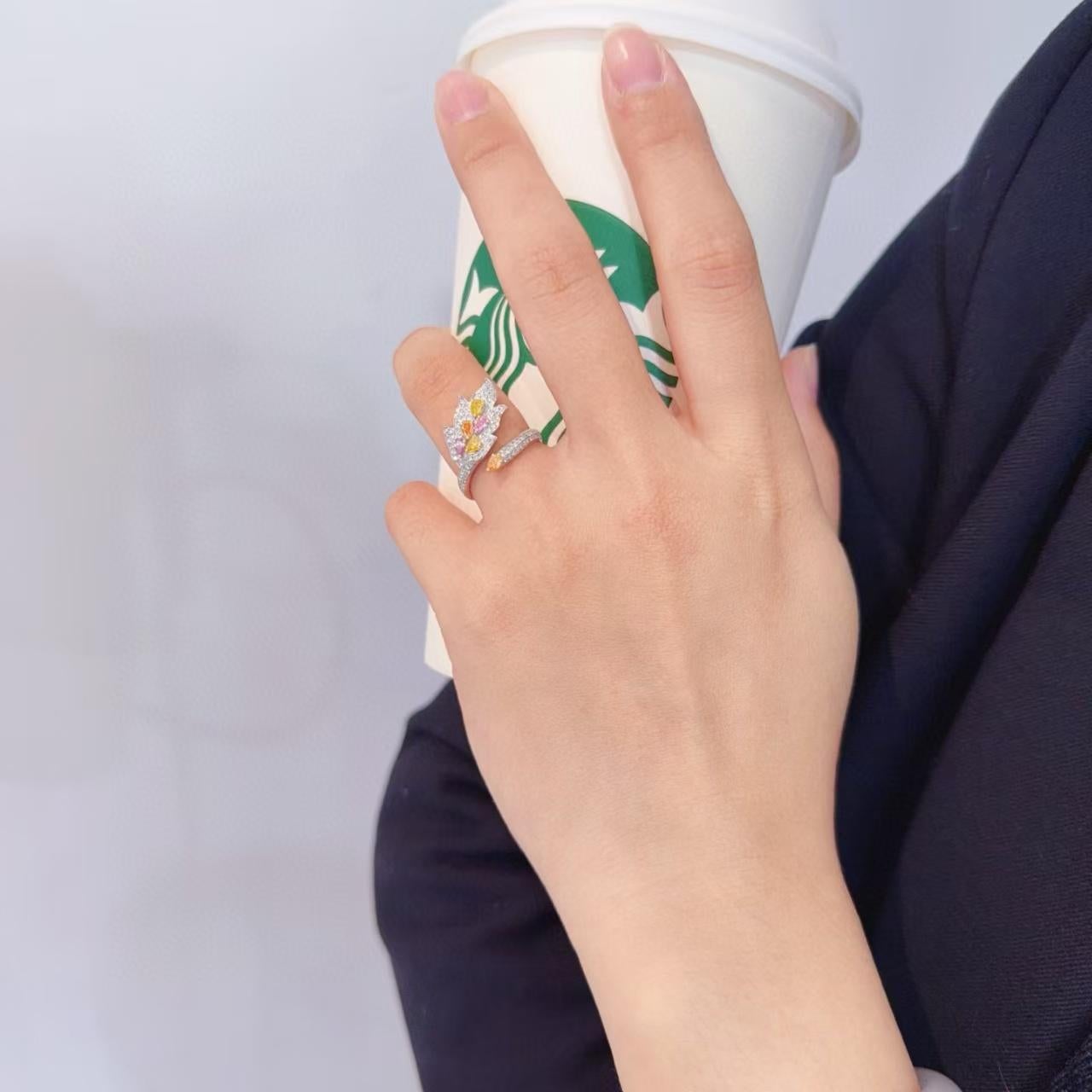 Moderne Bague de cocktail en forme de plume en or blanc 18K avec diamants colorés en vente
