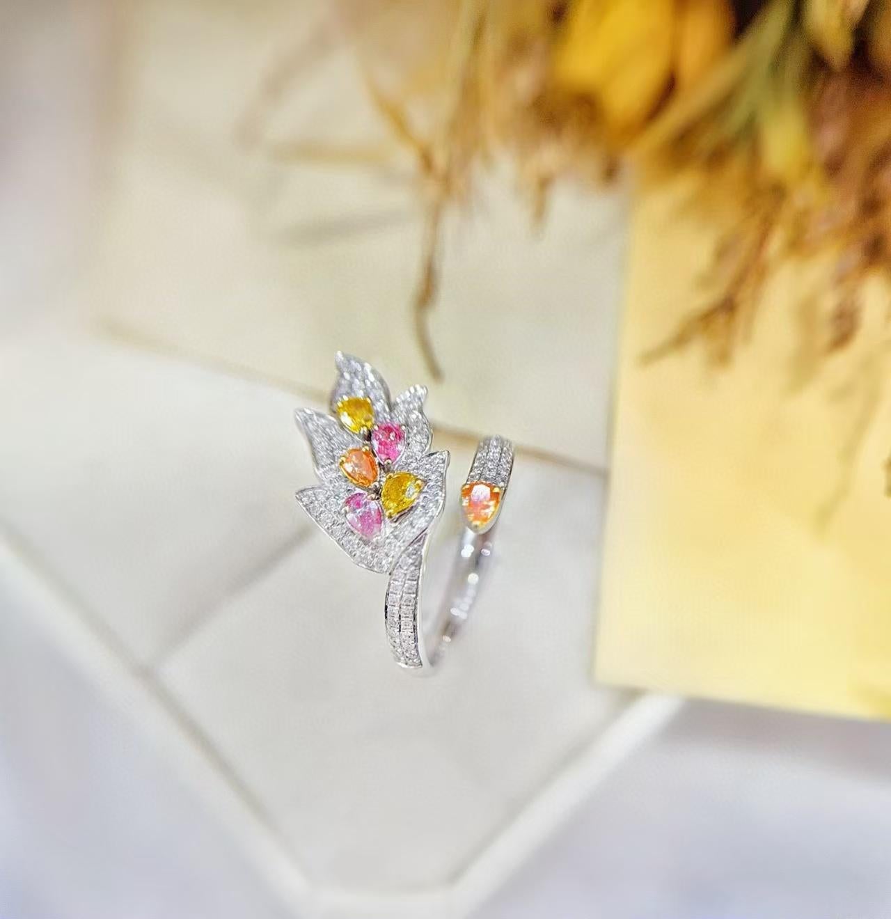Taille Marquise Bague de cocktail en forme de plume en or blanc 18K avec diamants colorés en vente